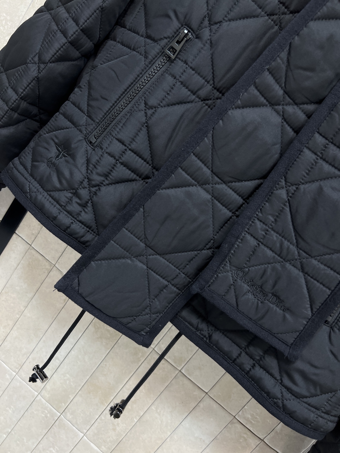 D家 25秋冬新款 菱格纹围脖🧣短款棉服 可拆卸围脖🧣装饰 重工菱格车线棉服 非常重工的双层夹棉 全定位