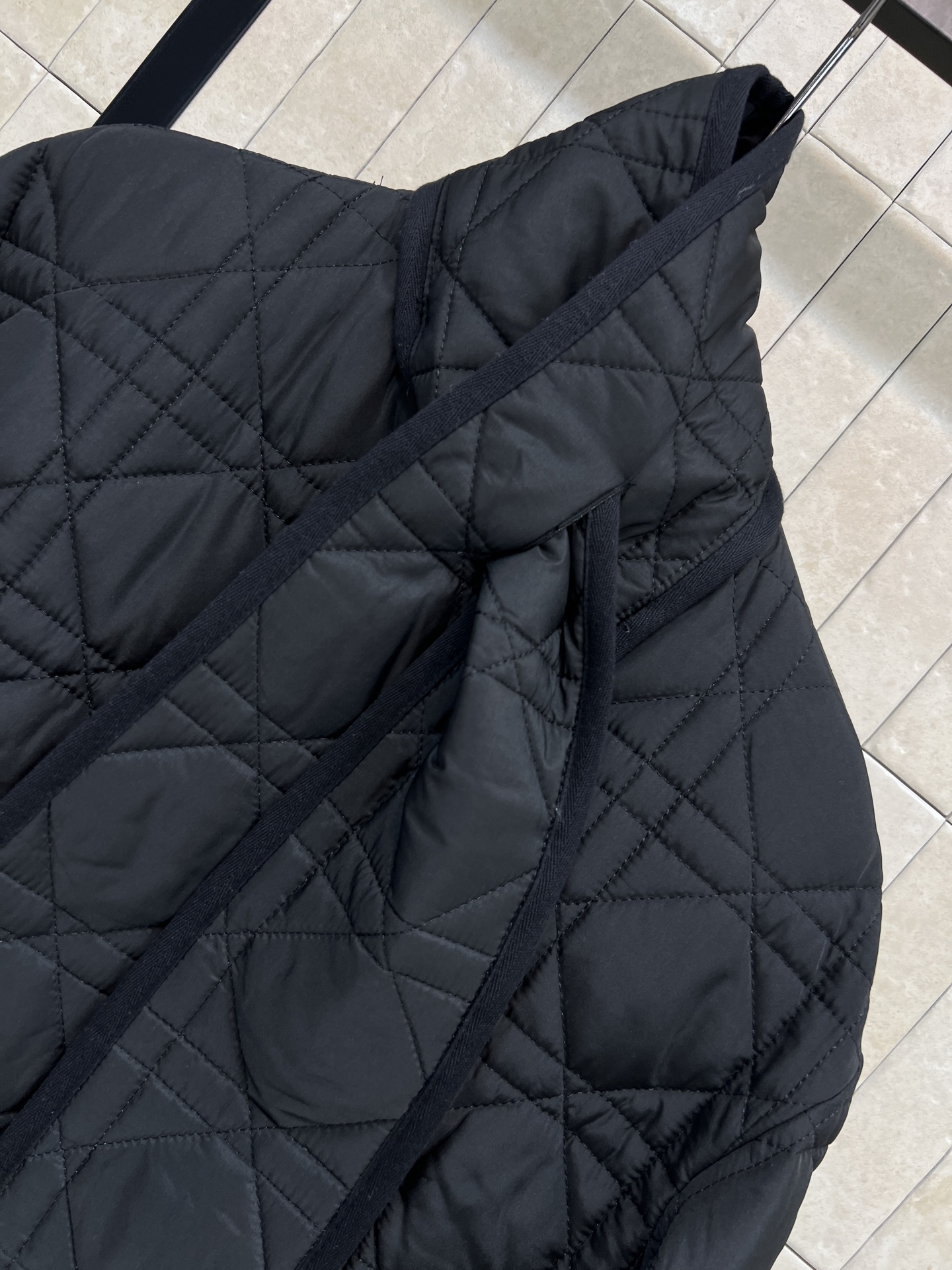 D家 25秋冬新款 菱格纹围脖🧣短款棉服 可拆卸围脖🧣装饰 重工菱格车线棉服 非常重工的双层夹棉 全定位