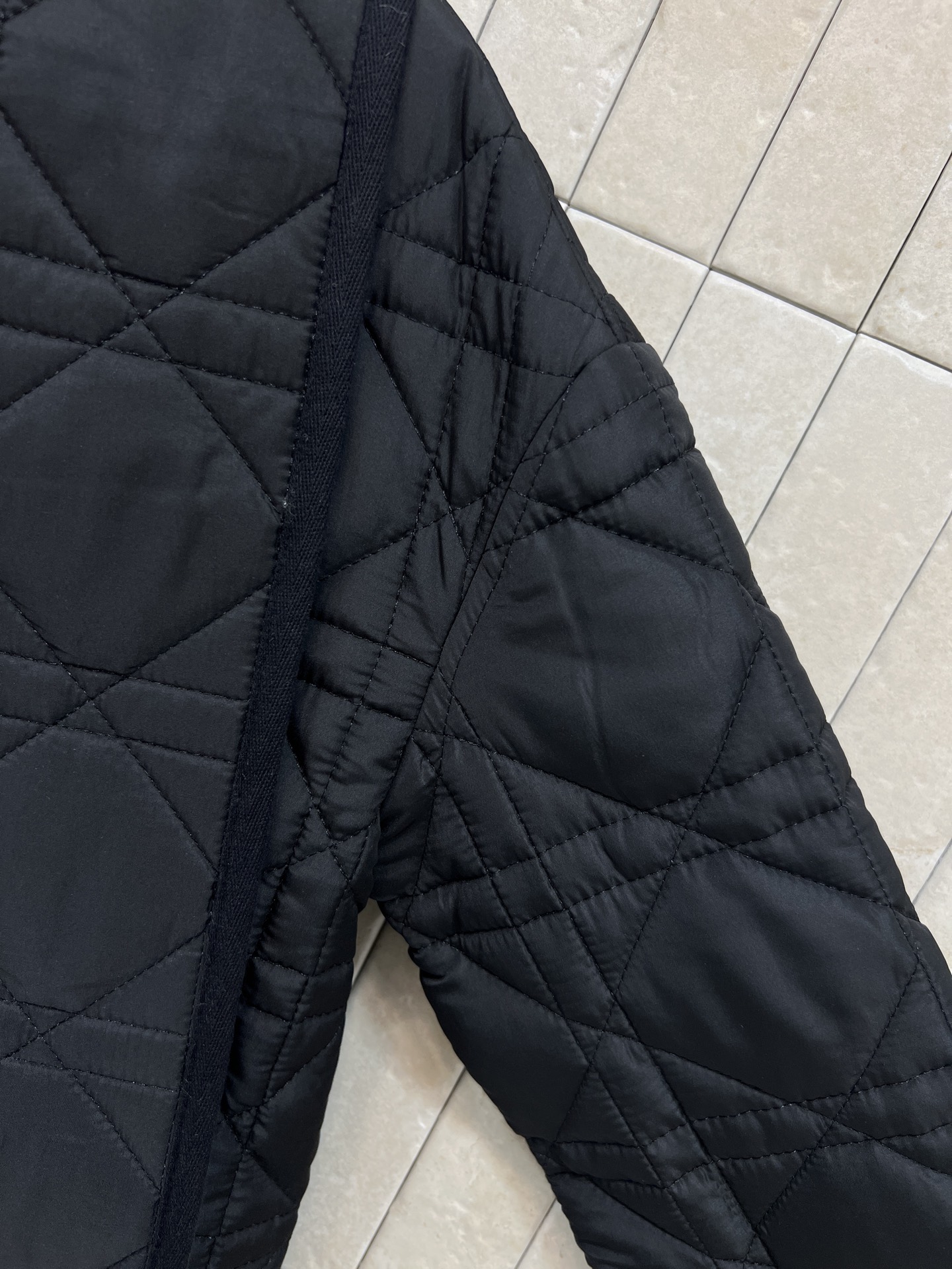 D家 25秋冬新款 菱格纹围脖🧣短款棉服 可拆卸围脖🧣装饰 重工菱格车线棉服 非常重工的双层夹棉 全定位