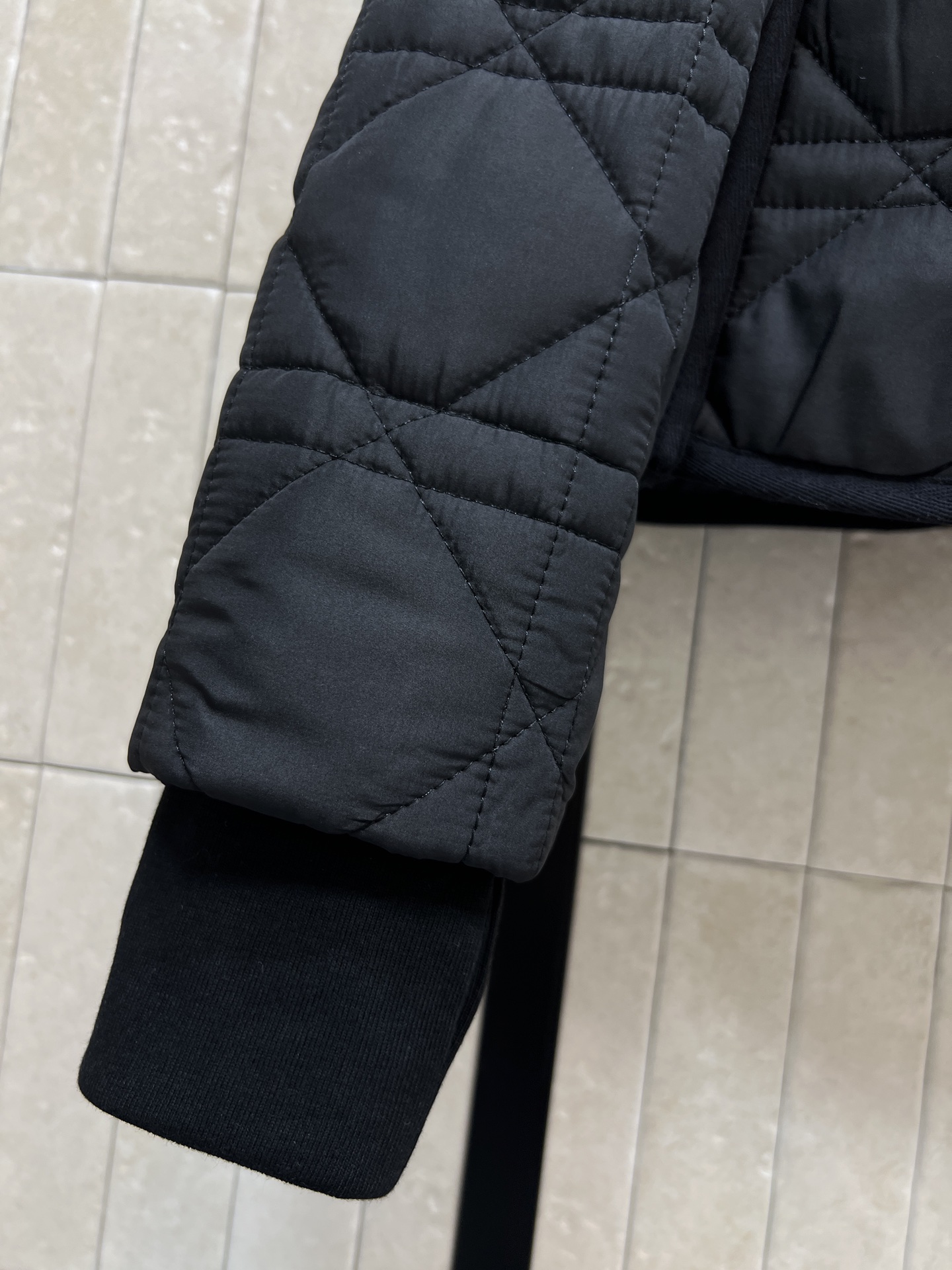 D家 25秋冬新款 菱格纹围脖🧣短款棉服 可拆卸围脖🧣装饰 重工菱格车线棉服 非常重工的双层夹棉 全定位