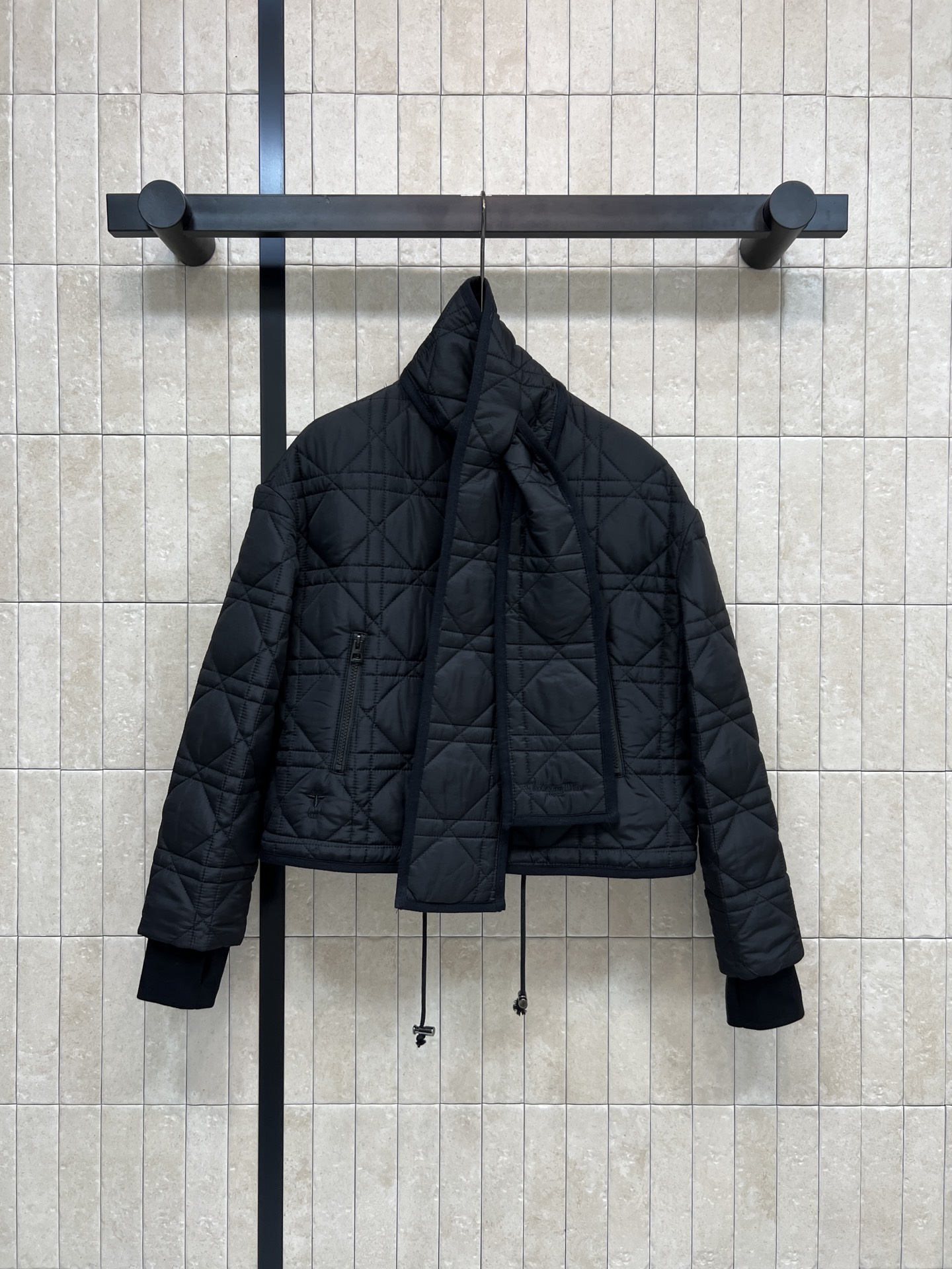 NO:654934,D's 25 new autumn and winter styles Diamond pattern scarf short cotton jacket Removable scarf decoration Heavy industry diamond quilted cotton jacket Very heavy-duty double-layer quilting Fully positioned tailoring Exquisite inside and out Very light and not bulky Warm and powerful The focus is on being fashionable enough Three-dimensional cutting Very slim Short cut + zipper design Super easy to put on and take off The first choice for daily wear in autumn and winter Four sizes in one color  Size/S-M-L-XL,,dior,alexander wang19860909D家 25秋冬新款 菱格纹围脖短款棉服 可拆卸围脖装饰 重工菱格车线棉服 非常重工的双层夹棉 全定位裁片 内外一样精致 非常轻便不会笨重 保暖又很强大 重点是足够时髦感 立体裁剪 非常显瘦 短款剪裁+拉链设计 穿脱超方便 秋冬日常穿搭首选 一色四码 Size/S-M-L-XL,,dior,alexander wang,Women's clothing