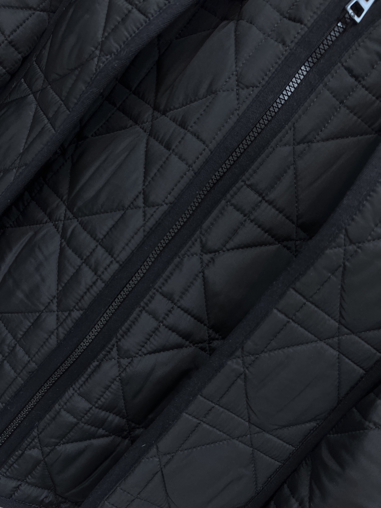 D家 25秋冬新款 菱格纹围脖🧣短款棉服 可拆卸围脖🧣装饰 重工菱格车线棉服 非常重工的双层夹棉 全定位