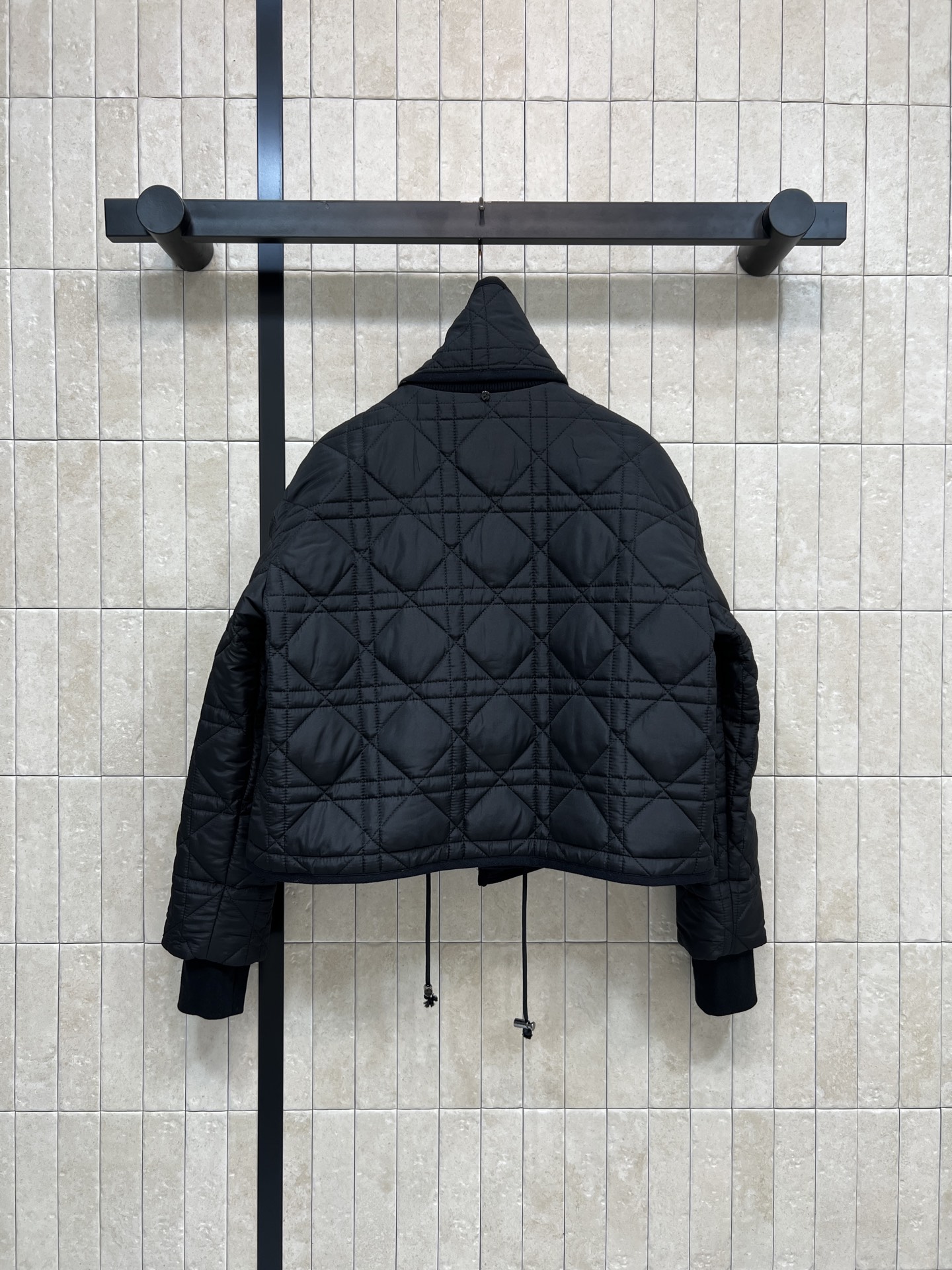 D家 25秋冬新款 菱格纹围脖🧣短款棉服 可拆卸围脖🧣装饰 重工菱格车线棉服 非常重工的双层夹棉 全定位