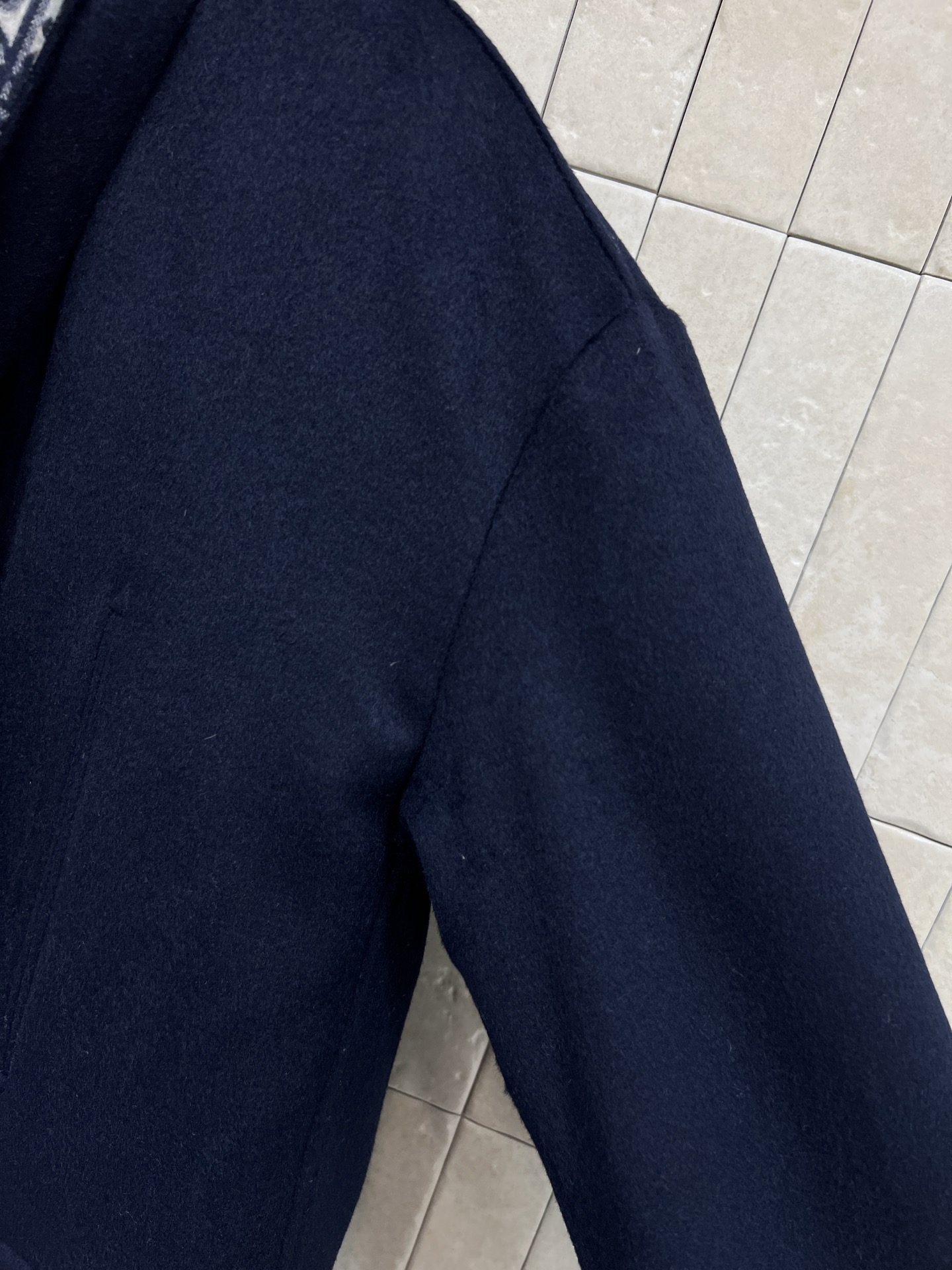 D家 25秋冬新款 D字母老花毛呢围脖大衣 采用深蓝色羊毛混纺 质地厚实保暖 秋冬穿超合适！宽松廓形设计