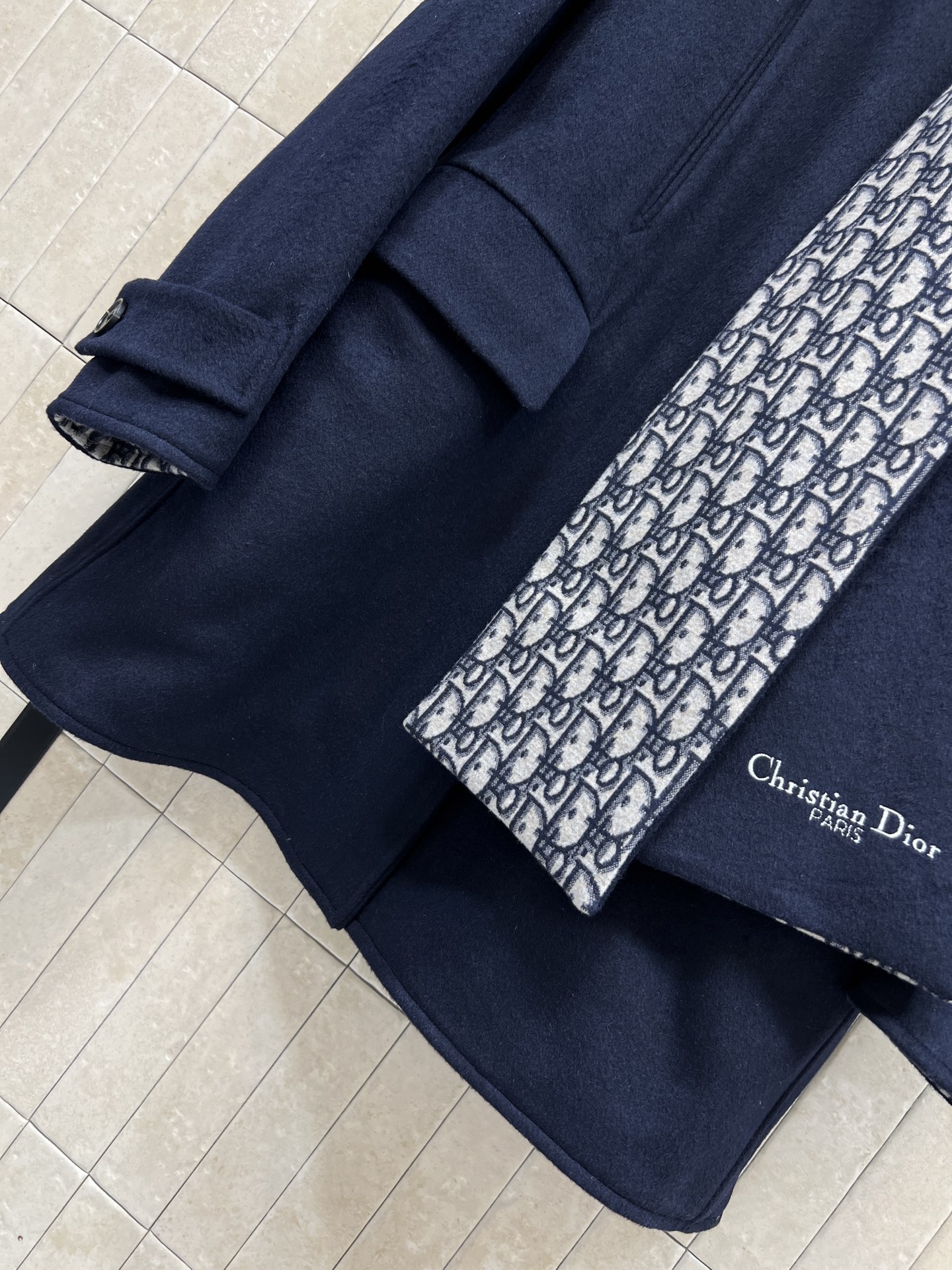 D家 25秋冬新款 D字母老花毛呢围脖大衣 采用深蓝色羊毛混纺 质地厚实保暖 秋冬穿超合适！宽松廓形设计