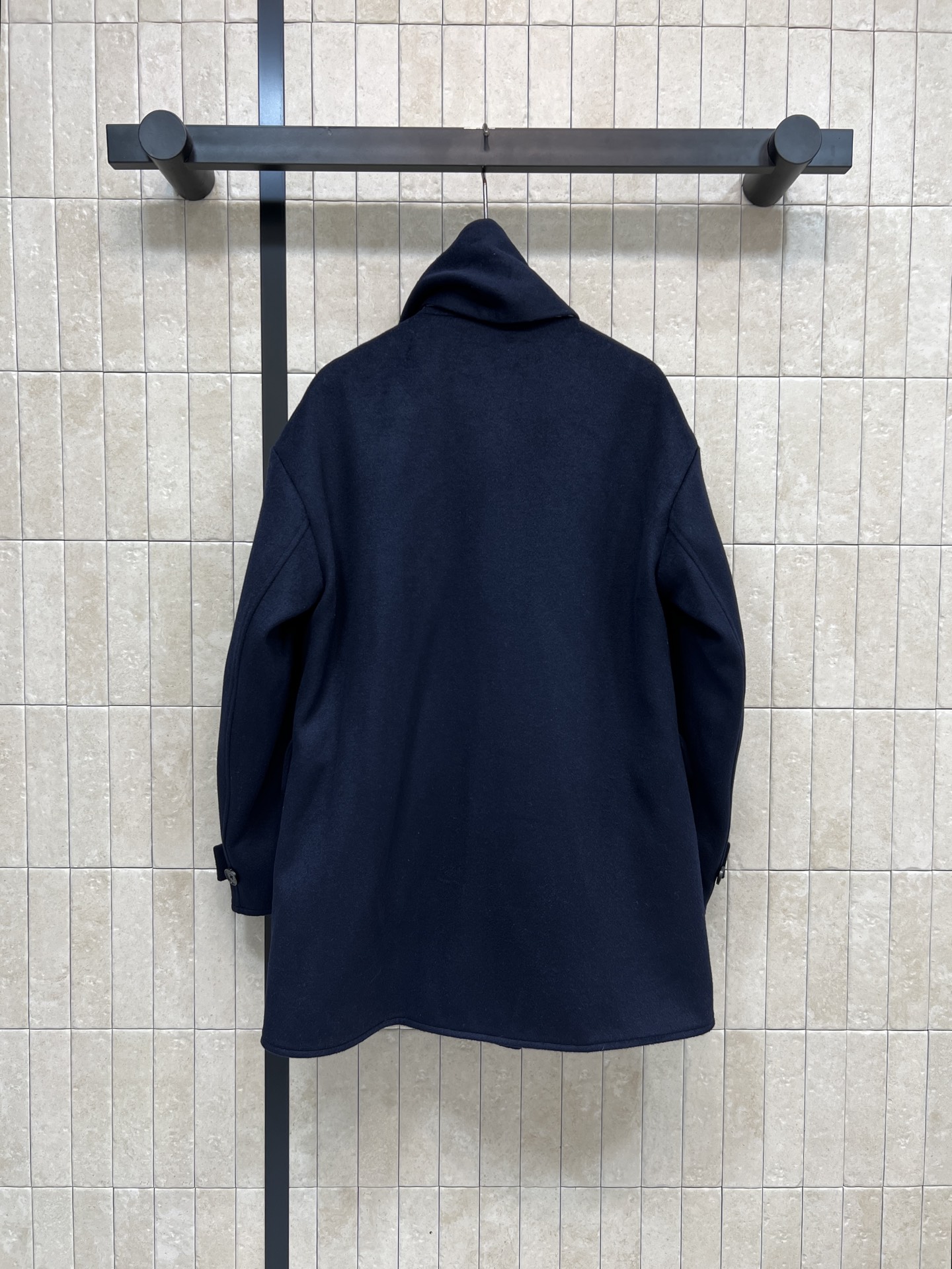 D家 25秋冬新款 D字母老花毛呢围脖大衣 采用深蓝色羊毛混纺 质地厚实保暖 秋冬穿超合适！宽松廓形设计