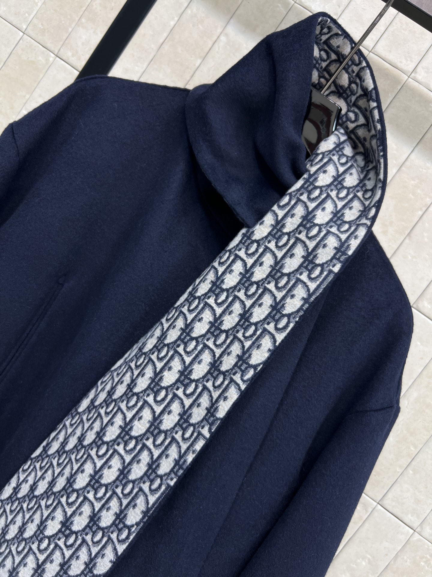 D家 25秋冬新款 D字母老花毛呢围脖大衣 采用深蓝色羊毛混纺 质地厚实保暖 秋冬穿超合适！宽松廓形设计