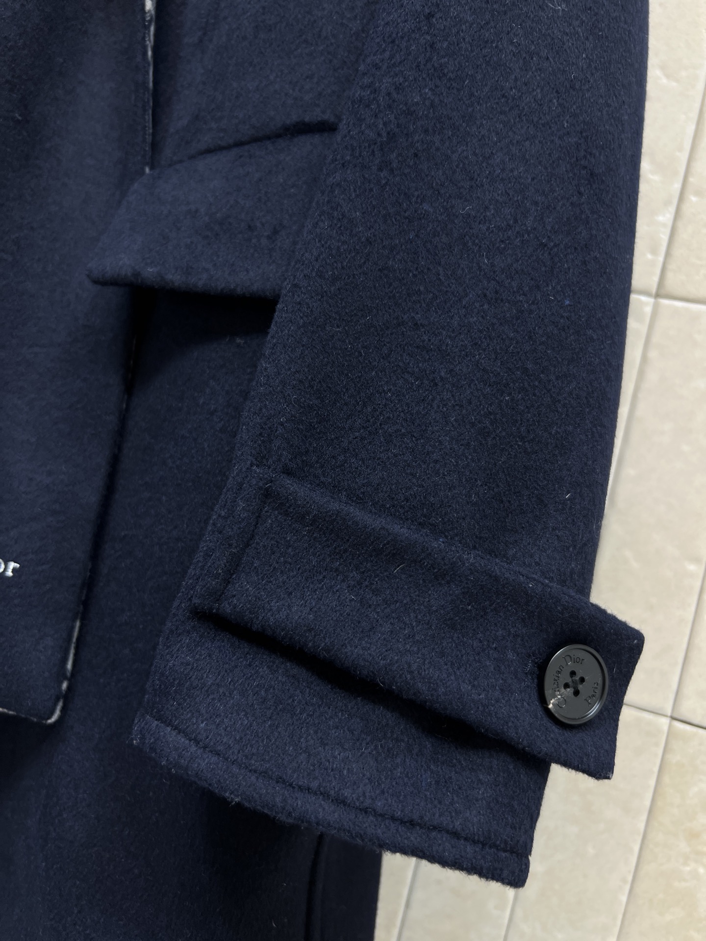 D家 25秋冬新款 D字母老花毛呢围脖大衣 采用深蓝色羊毛混纺 质地厚实保暖 秋冬穿超合适！宽松廓形设计