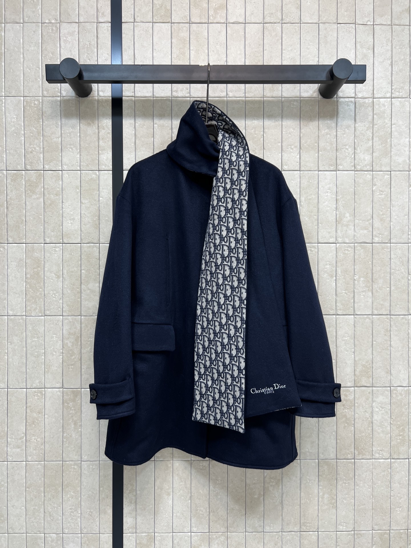 NO:654924,Djia 25 new autumn and winter D letter old flower woolen scarf coat is made of dark blue wool blend. The texture is thick and warm. It is perfect for autumn and winter!  The loose silhouette design is cool and elegant. The classic D letter presbyopic double-sided woolen coat inside has perfect brand recognition. It is paired with a double-sided woolen scarf decoration. It steals the spotlight in a second. The loose silhouette coat is versatile and not picky. It is easy to capture the atmosphere of a Korean heroine. It can be sweet or cool. Fashionable and versatile. Four sizes in one color, Size/S-M-L- X,, dior, alexander wang19860909D家 25秋冬新款 D字母老花毛呢围脖大衣 采用深蓝色羊毛混纺 质地厚实保暖 秋冬穿超合适！宽松廓形设计 酷飒又优雅 里面经典D字母老花双面呢大衣 品牌辨识度满分 搭配双面毛呢围脖装饰 一秒的戏精抢镜 宽松廓形大衣上身百搭不挑人 轻松拿捏韩系女主氛围 可甜可酷 时髦百搭 一色四码Size/S-M-L- X了,,dior,alexander wang,Women's clothing