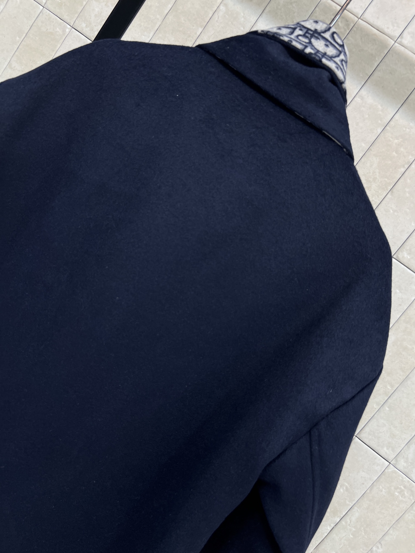 D家 25秋冬新款 D字母老花毛呢围脖大衣 采用深蓝色羊毛混纺 质地厚实保暖 秋冬穿超合适！宽松廓形设计