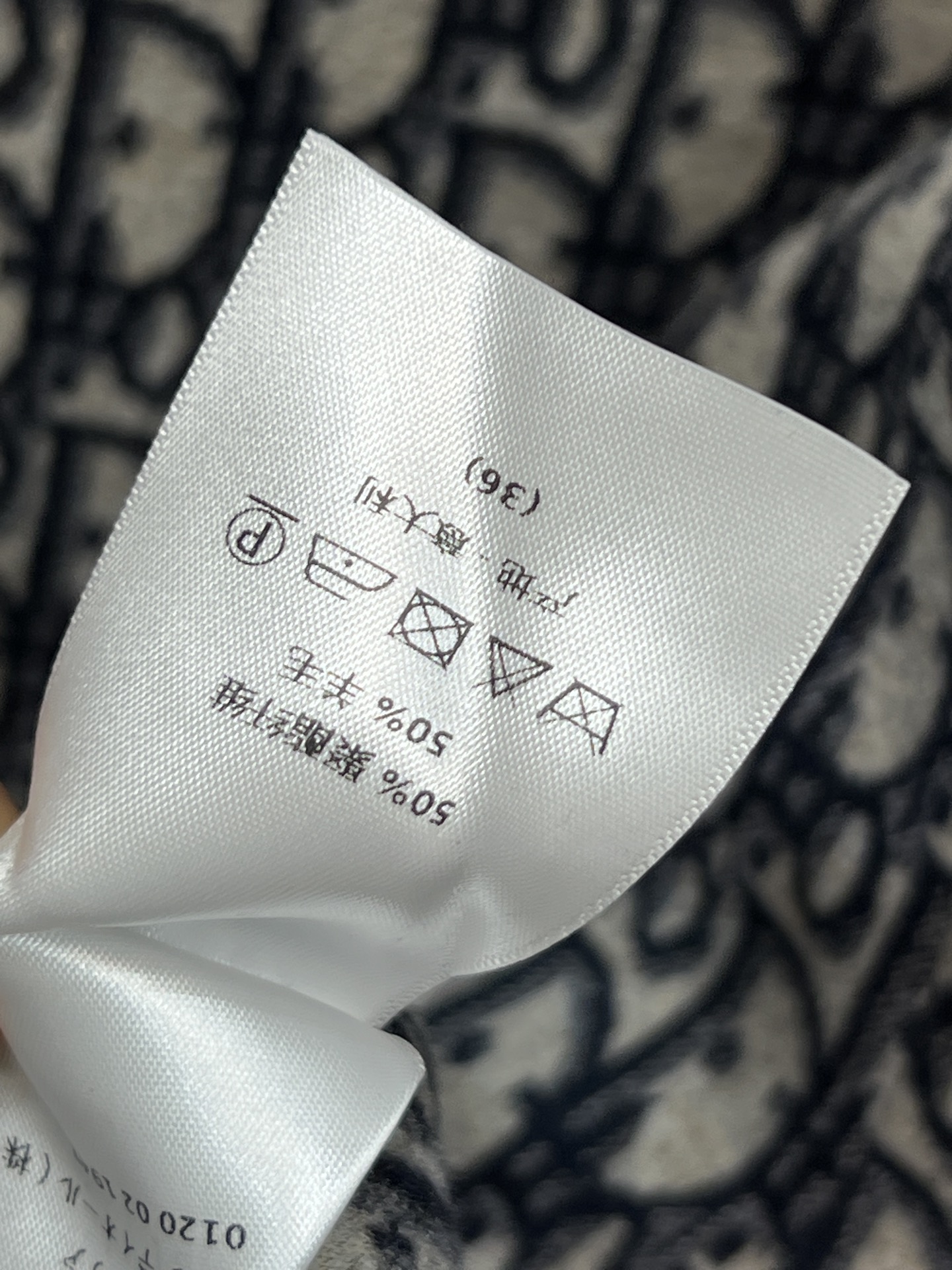 D家 25秋冬新款 D字母老花毛呢围脖大衣 采用深蓝色羊毛混纺 质地厚实保暖 秋冬穿超合适！宽松廓形设计