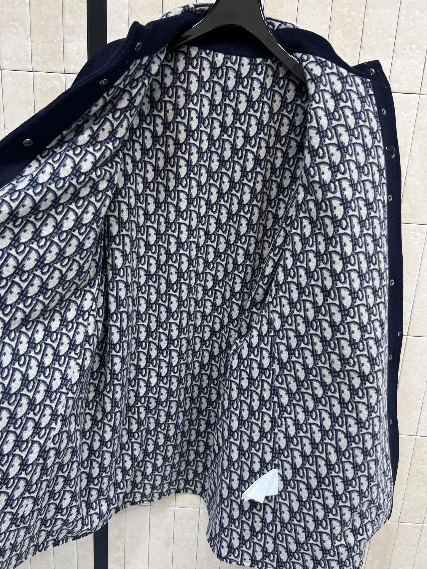 D家 25秋冬新款 D字母老花毛呢围脖大衣 采用深蓝色羊毛混纺 质地厚实保暖 秋冬穿超合适！宽松廓形设计