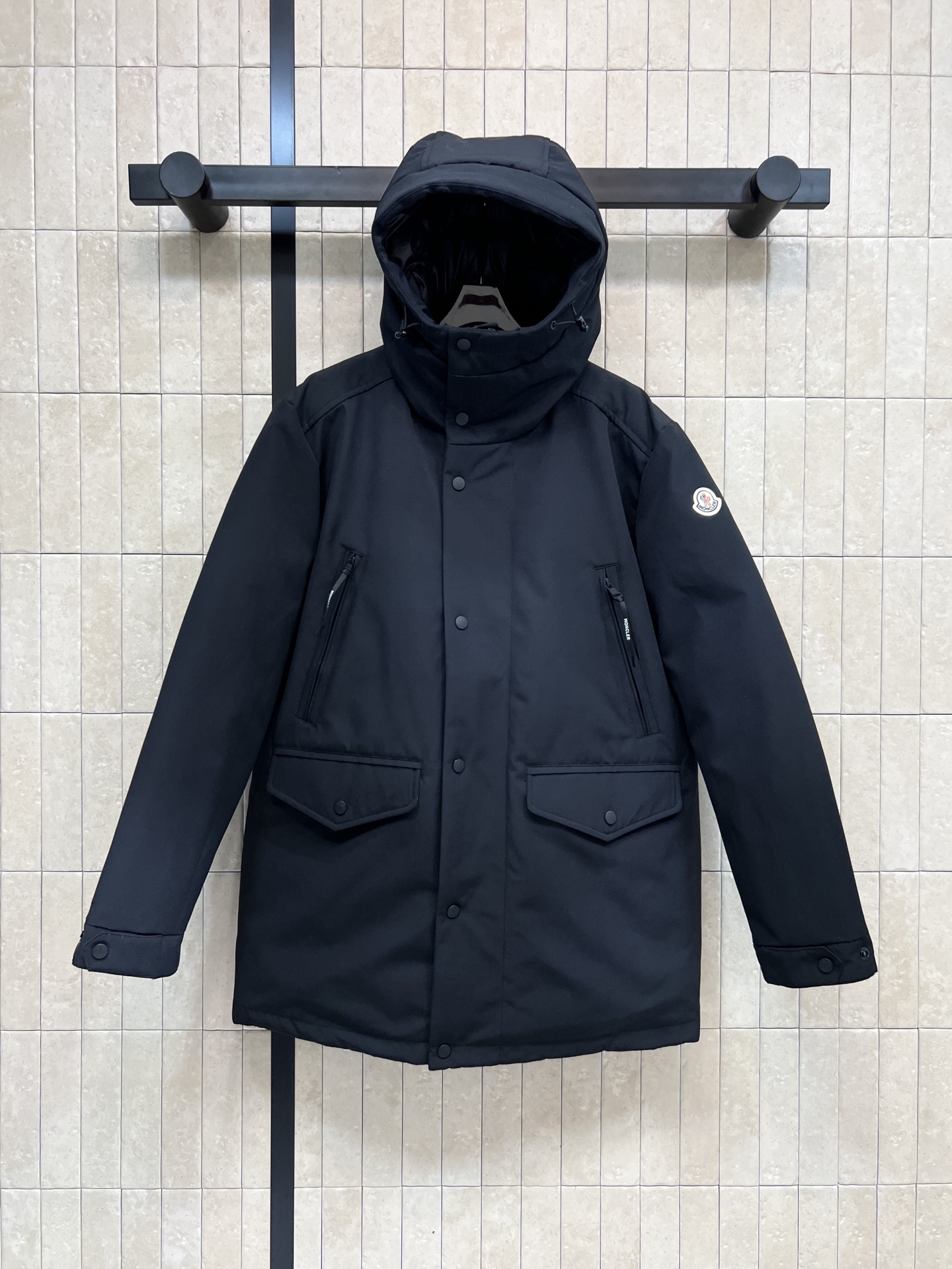 NO:654914,Equipped with dust bag MO Home 25 new autumn and winter outdoor parka hooded down jacket. Waterproof, windproof and breathable. Very suitable for outdoor activities. Filled with high-quality goose down inside. Full score for warmth. Hooded hood + neck guard design. Windproof effect is better. The zipper pocket on the chest is convenient for storing small items. Full of functionality and super practical. The parka work style down jacket has a cool and sassy upper body. Five codes in one color 1-2-3-4-5,,down  jacket,hats,alexander wang19860909配防尘袋MO家 25秋冬新款 户外派克连帽羽绒服 防水防风还透气 超适合户外活动 内部填充高品质鹅绒 保暖力满分 连帽风帽+护颈设计 防风效果更赞 胸前拉链口袋方便收纳小物 机能感十足 实用性超强 派克工装风羽绒服 上身又酷又飒 一色五码1-2-3-4-5,,down jacket,hats,alexander wang,Women's clothing