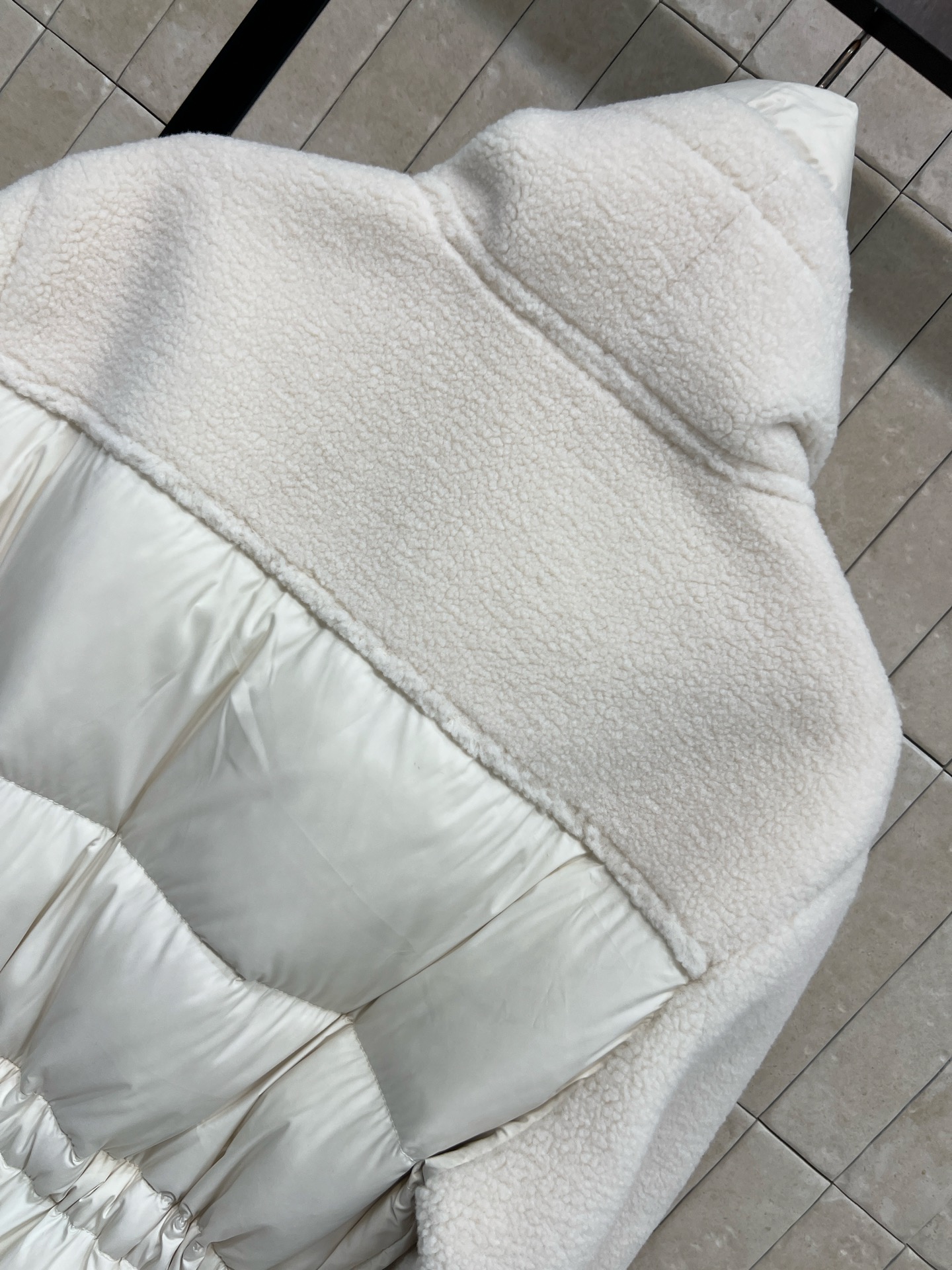 MO家 25秋冬新款 羊羔毛拼接收腰羽绒服 采用羊羔毛+高品质尼龙面料 保暖力超强 腰部抽绳设计 显瘦又