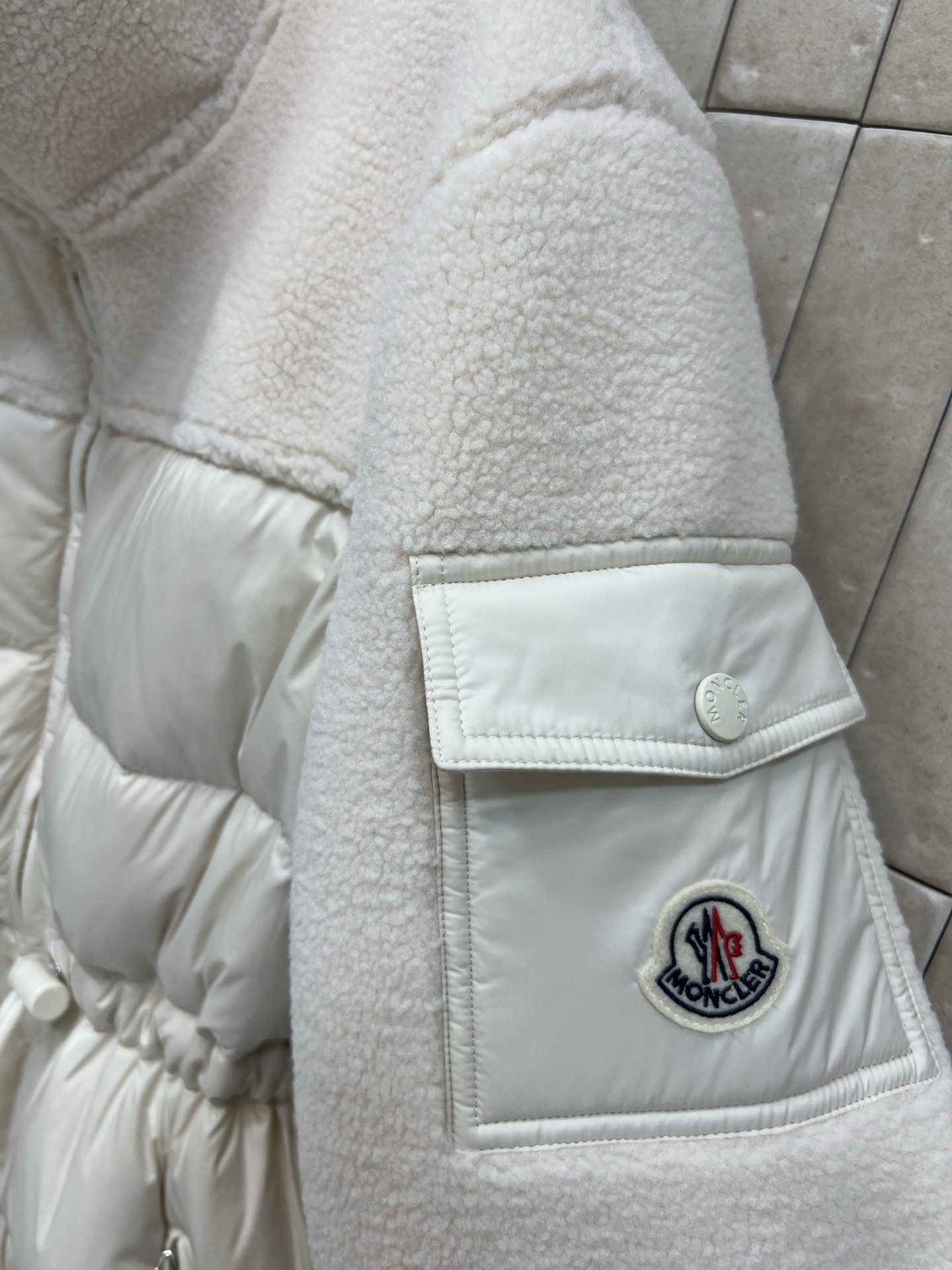 MO家 25秋冬新款 羊羔毛拼接收腰羽绒服 采用羊羔毛+高品质尼龙面料 保暖力超强 腰部抽绳设计 显瘦又