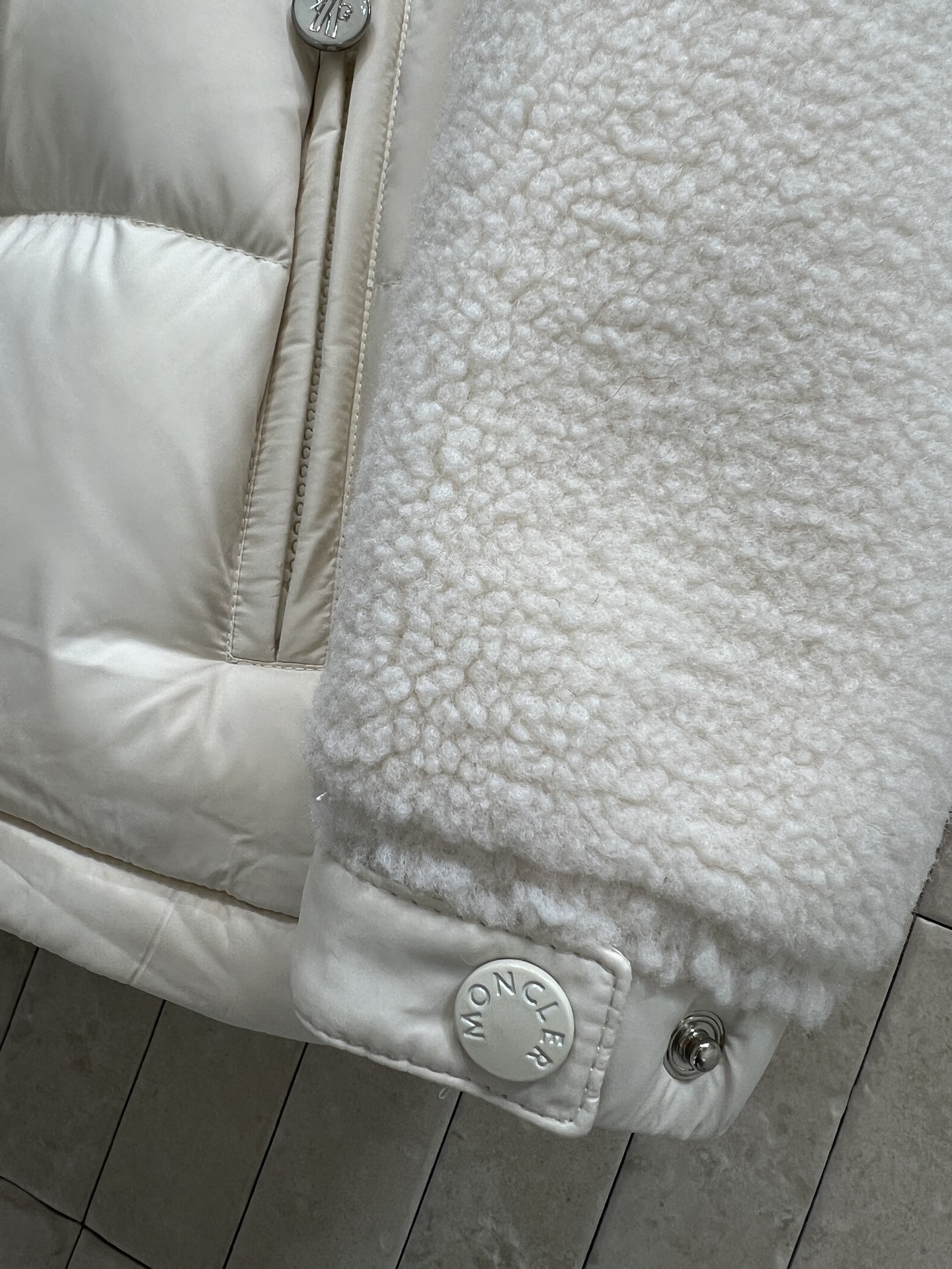 MO家 25秋冬新款 羊羔毛拼接收腰羽绒服 采用羊羔毛+高品质尼龙面料 保暖力超强 腰部抽绳设计 显瘦又