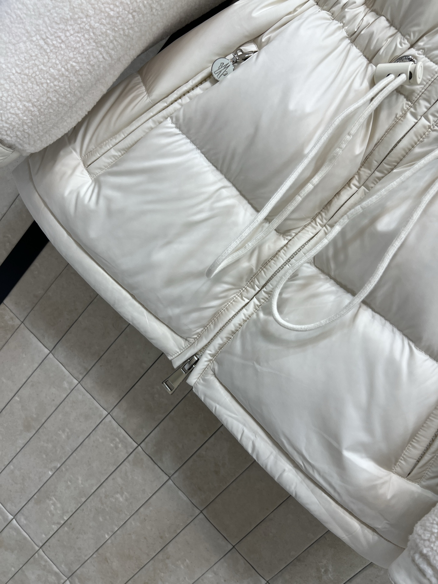 MO家 25秋冬新款 羊羔毛拼接收腰羽绒服 采用羊羔毛+高品质尼龙面料 保暖力超强 腰部抽绳设计 显瘦又