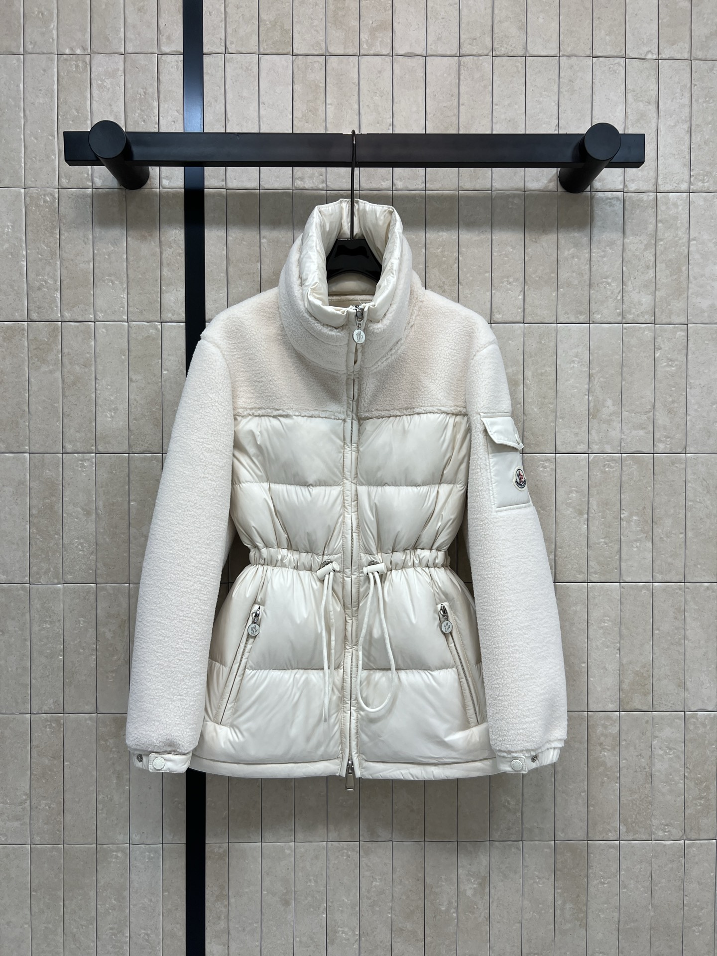 NO:654950,Equipped with dust bag MO Home 25 new autumn and winter style Lamb wool splicing waist down jacket Made of lamb wool + high-quality nylon fabric, super thermal insulation Waist drawstring design, slim and practical Warm lamb wool splicing layer design, fashionable and eye-catching color, very good upper body effect, stand-up collar, windproof, classic logo embroidery on sleeve pockets, perfect details, both fashionable and functional  Must-have two colors and four sizes for going out in autumn and winter, Size/0-1-2-3,, down jacket, alexander wang19860909配防尘袋MO家 25秋冬新款 羊羔毛拼接收腰羽绒服 采用羊羔毛+高品质尼龙面料 保暖力超强 腰部抽绳设计 显瘦又实用 保暖的羊羔毛拼接层设计色系时髦又吸睛 上身效果非常好 立领防风 袖口袋都有经典logo刺绣 细节满分 时尚与功能兼备 秋冬季出街必备两色四码Size/0-1-2-3,,down jacket,alexander wang,Women's clothing