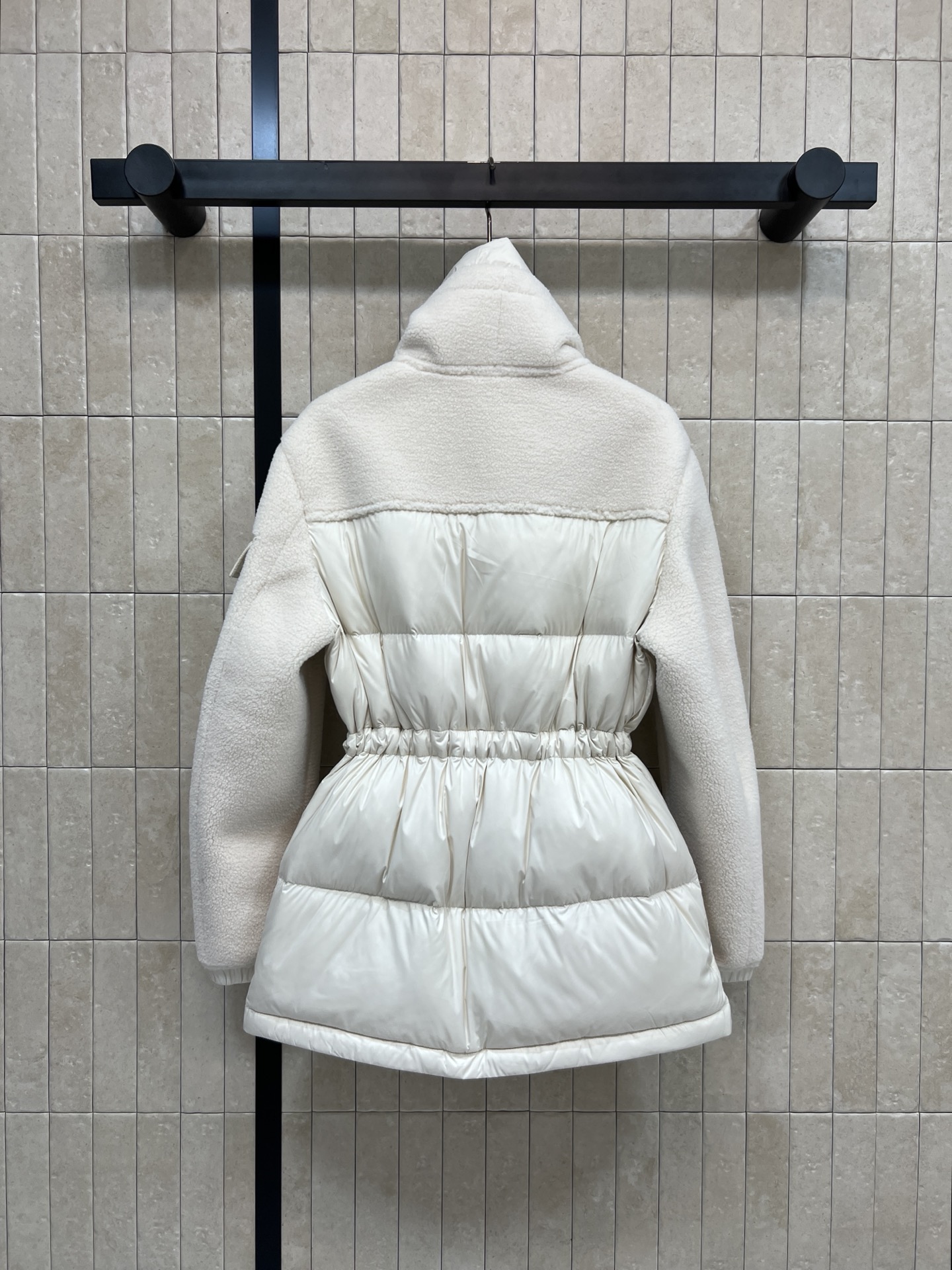 MO家 25秋冬新款 羊羔毛拼接收腰羽绒服 采用羊羔毛+高品质尼龙面料 保暖力超强 腰部抽绳设计 显瘦又