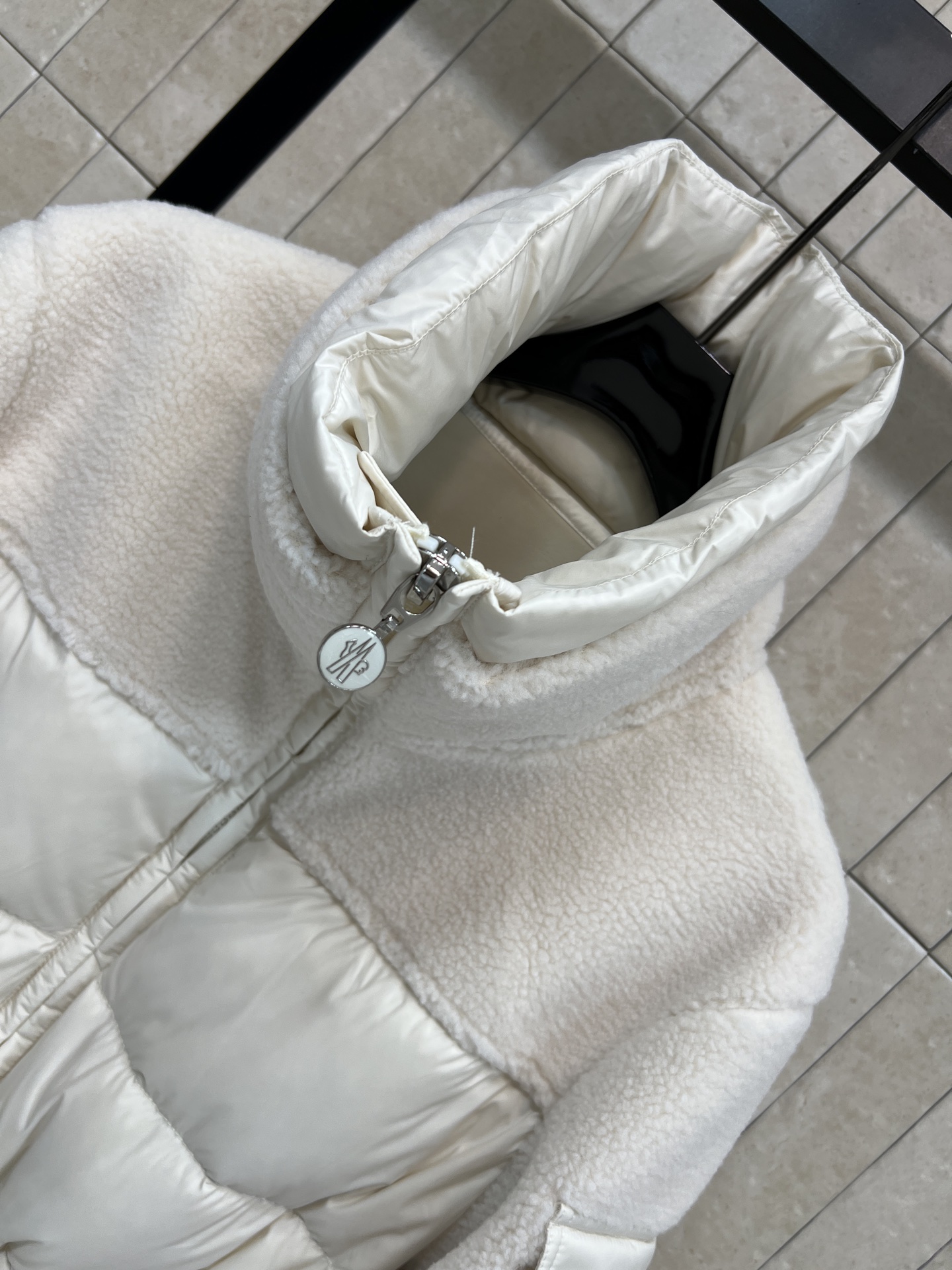 MO家 25秋冬新款 羊羔毛拼接收腰羽绒服 采用羊羔毛+高品质尼龙面料 保暖力超强 腰部抽绳设计 显瘦又