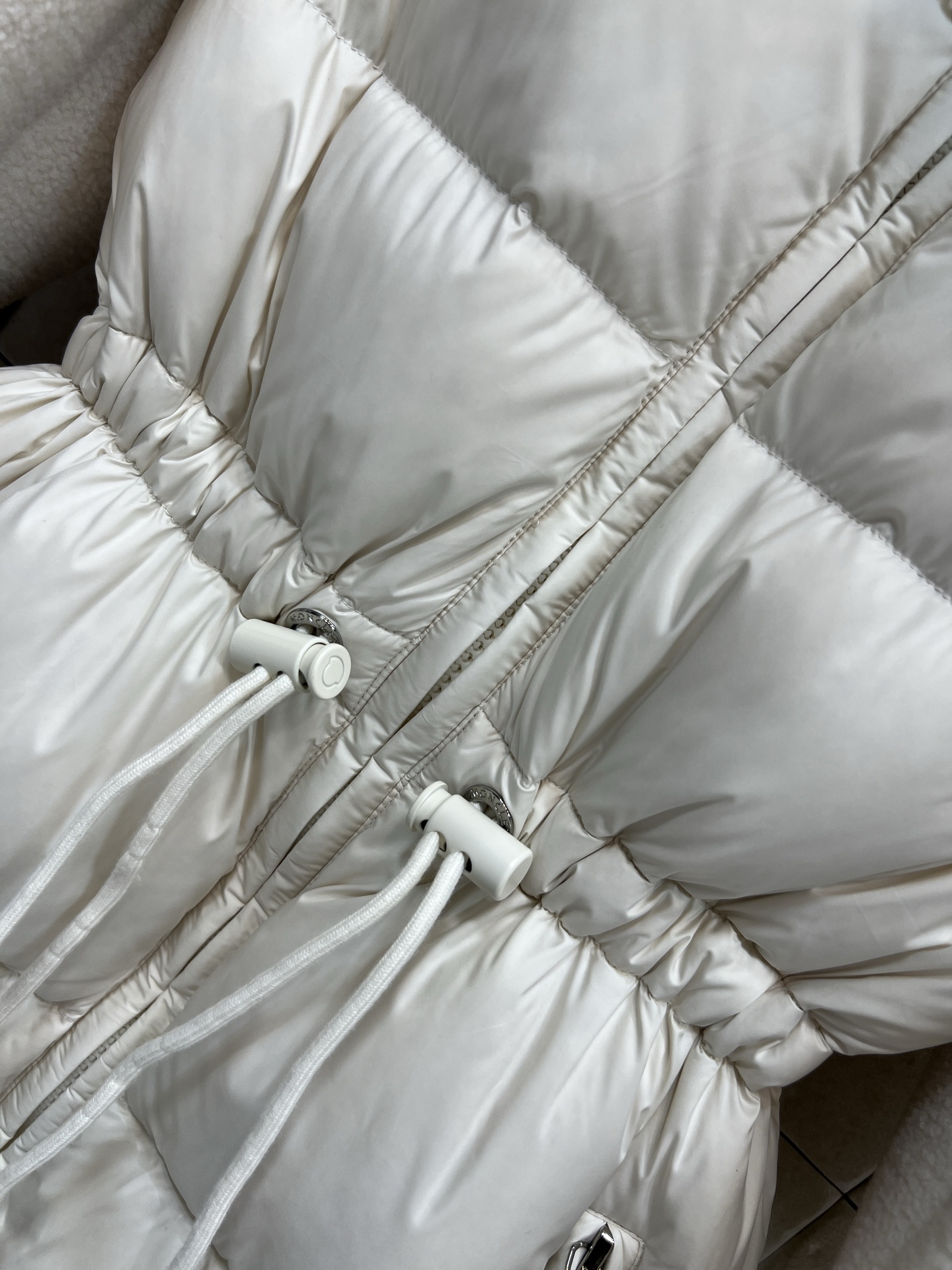 MO家 25秋冬新款 羊羔毛拼接收腰羽绒服 采用羊羔毛+高品质尼龙面料 保暖力超强 腰部抽绳设计 显瘦又