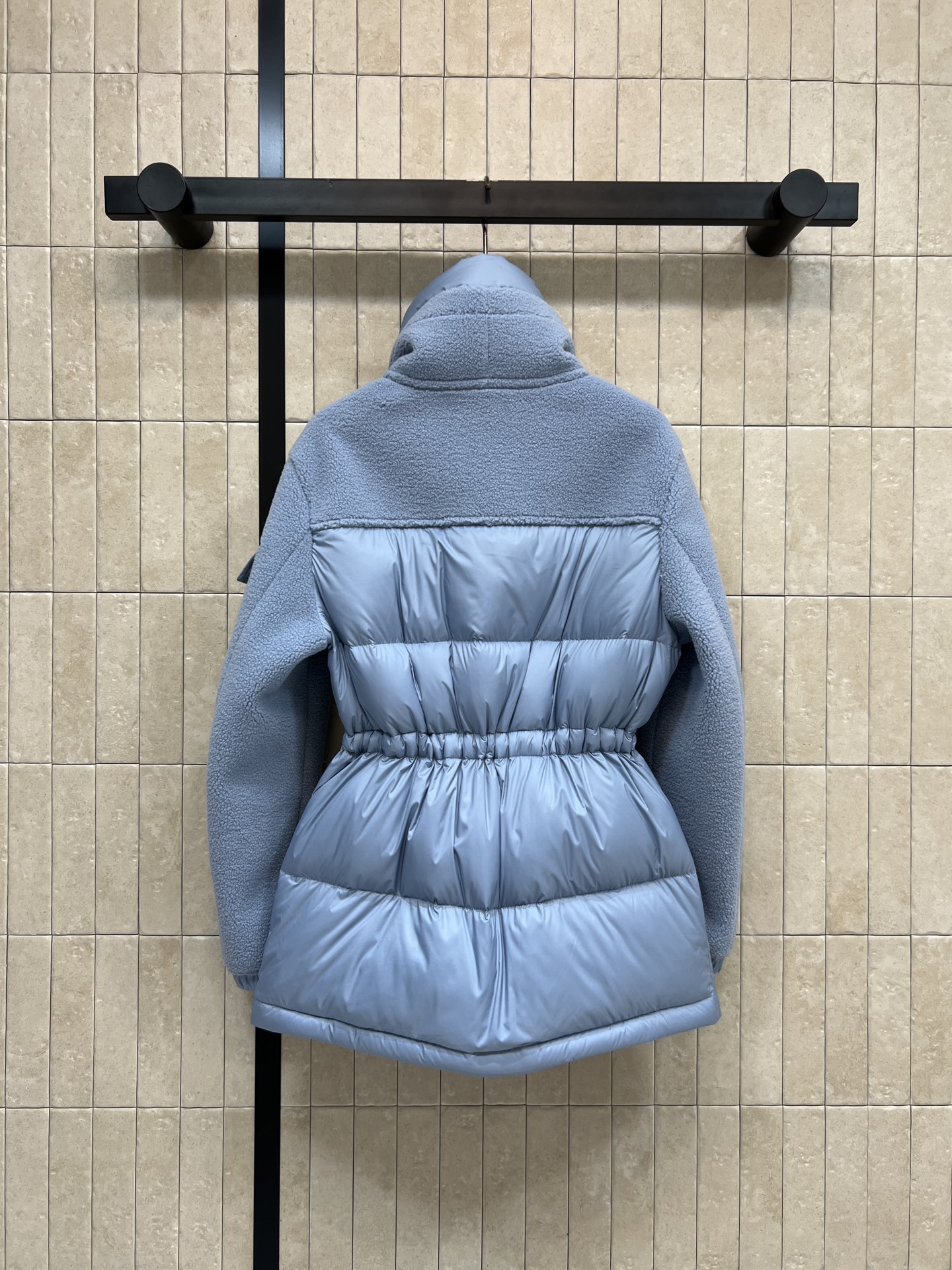 MO家 25秋冬新款 羊羔毛拼接收腰羽绒服 采用羊羔毛+高品质尼龙面料 保暖力超强 腰部抽绳设计 显瘦又