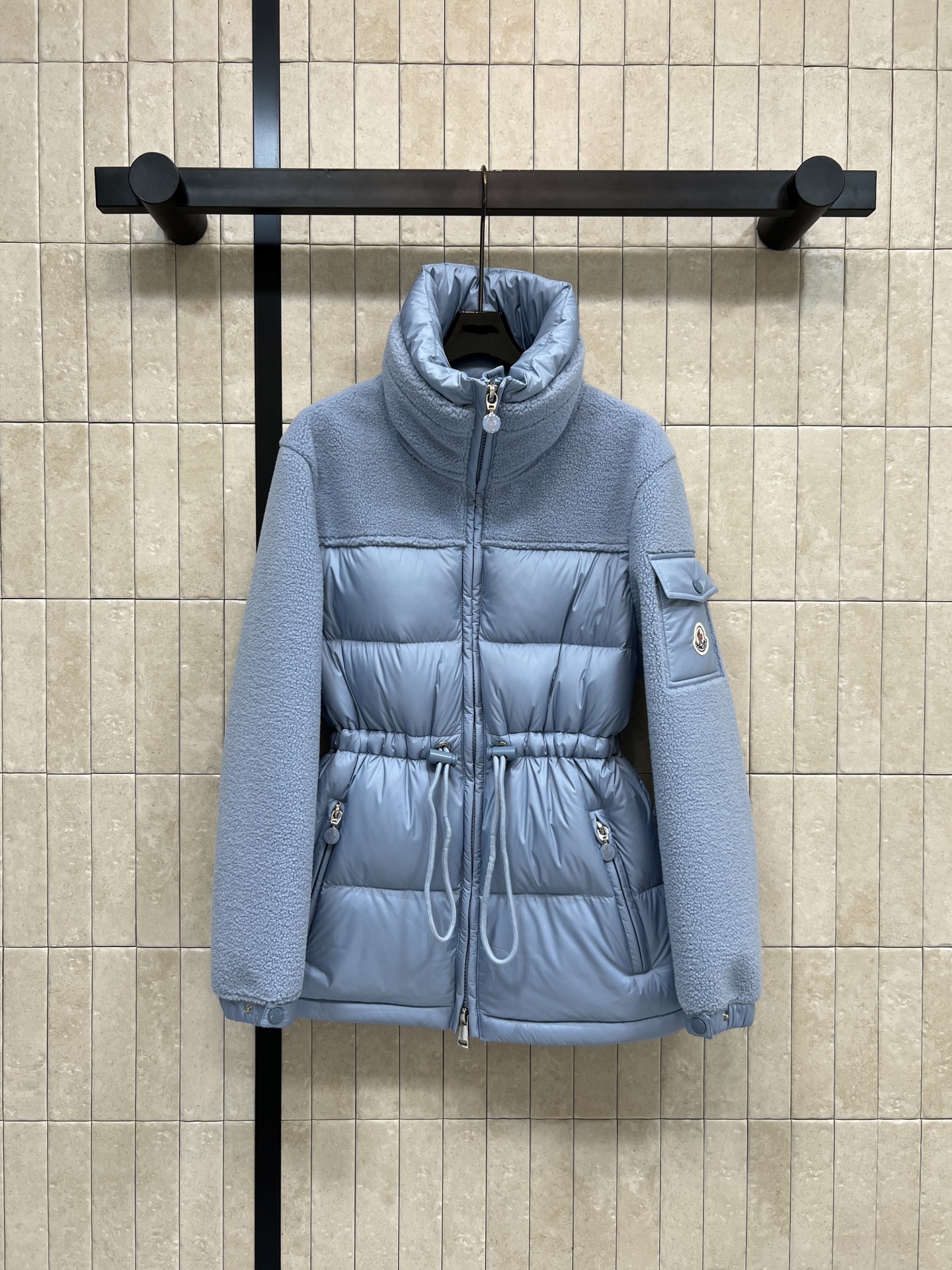 NO:654941,Equipped with dust bag MO Home 25 new autumn and winter style Lamb wool splicing waist down jacket Made of lamb wool + high-quality nylon fabric, super thermal insulation Waist drawstring design, slim and practical Warm lamb wool splicing layer design, fashionable and eye-catching color, very good upper body effect, stand-up collar, windproof, classic logo embroidery on sleeve pockets, perfect details, both fashionable and functional  Must-have two colors and four sizes for going out in autumn and winter, Size/0-1-2-3,, down jacket, alexander wang19860909配防尘袋MO家 25秋冬新款 羊羔毛拼接收腰羽绒服 采用羊羔毛+高品质尼龙面料 保暖力超强 腰部抽绳设计 显瘦又实用 保暖的羊羔毛拼接层设计色系时髦又吸睛 上身效果非常好 立领防风 袖口袋都有经典logo刺绣 细节满分 时尚与功能兼备 秋冬季出街必备两色四码Size/0-1-2-3,,down jacket,alexander wang,Women's clothing