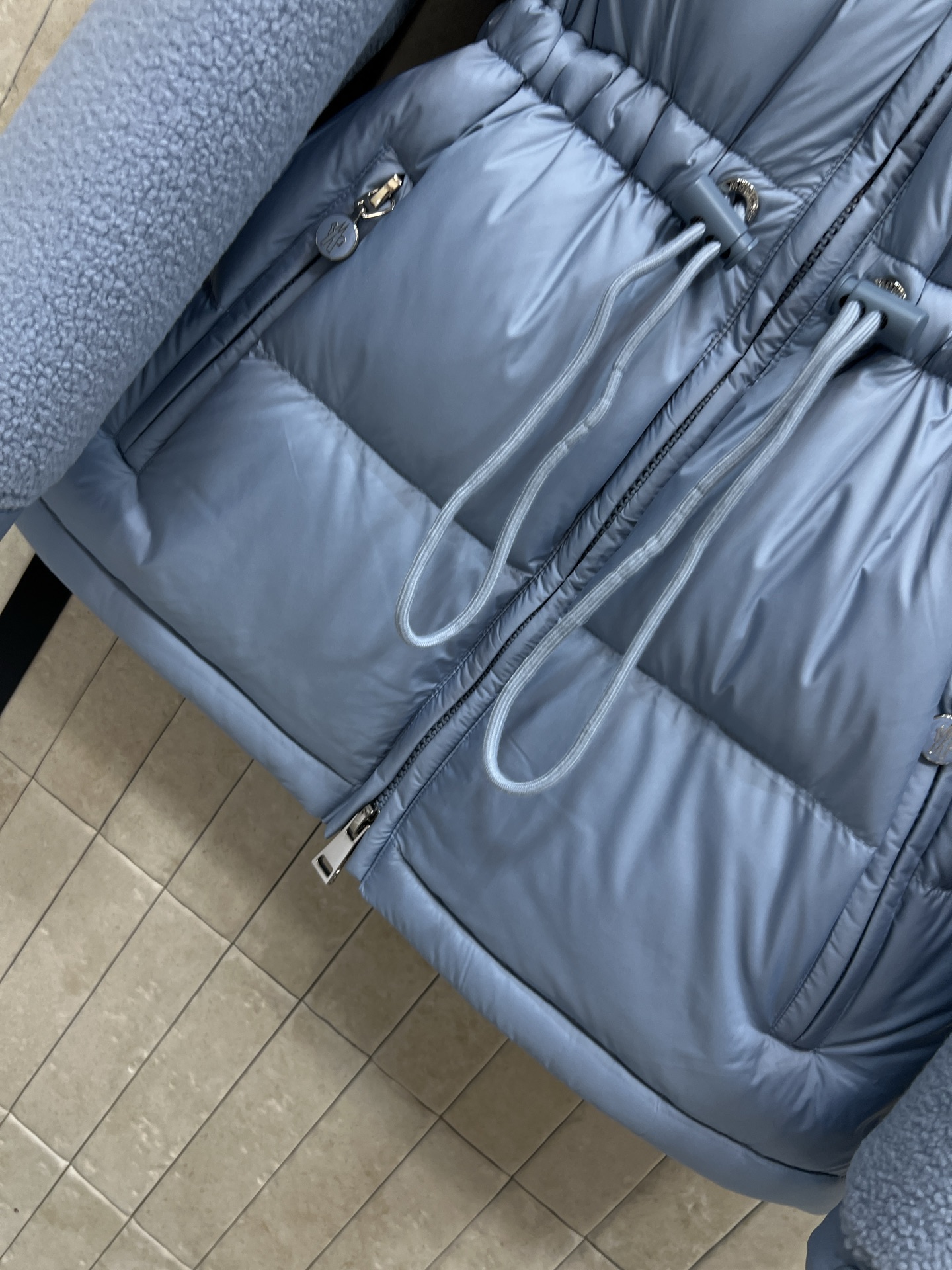 MO家 25秋冬新款 羊羔毛拼接收腰羽绒服 采用羊羔毛+高品质尼龙面料 保暖力超强 腰部抽绳设计 显瘦又