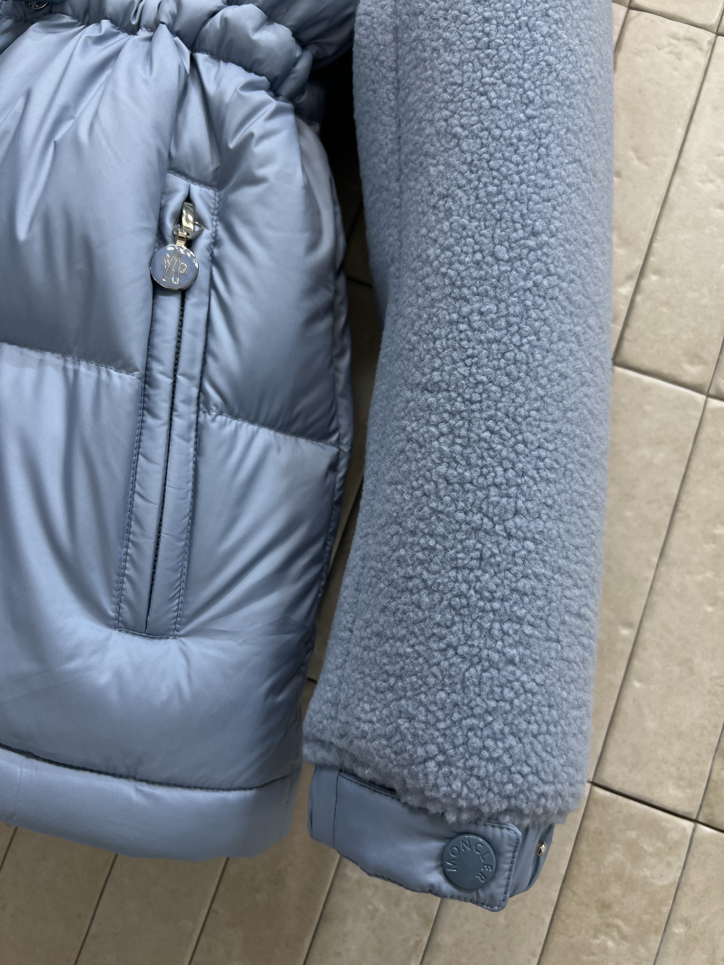 MO家 25秋冬新款 羊羔毛拼接收腰羽绒服 采用羊羔毛+高品质尼龙面料 保暖力超强 腰部抽绳设计 显瘦又