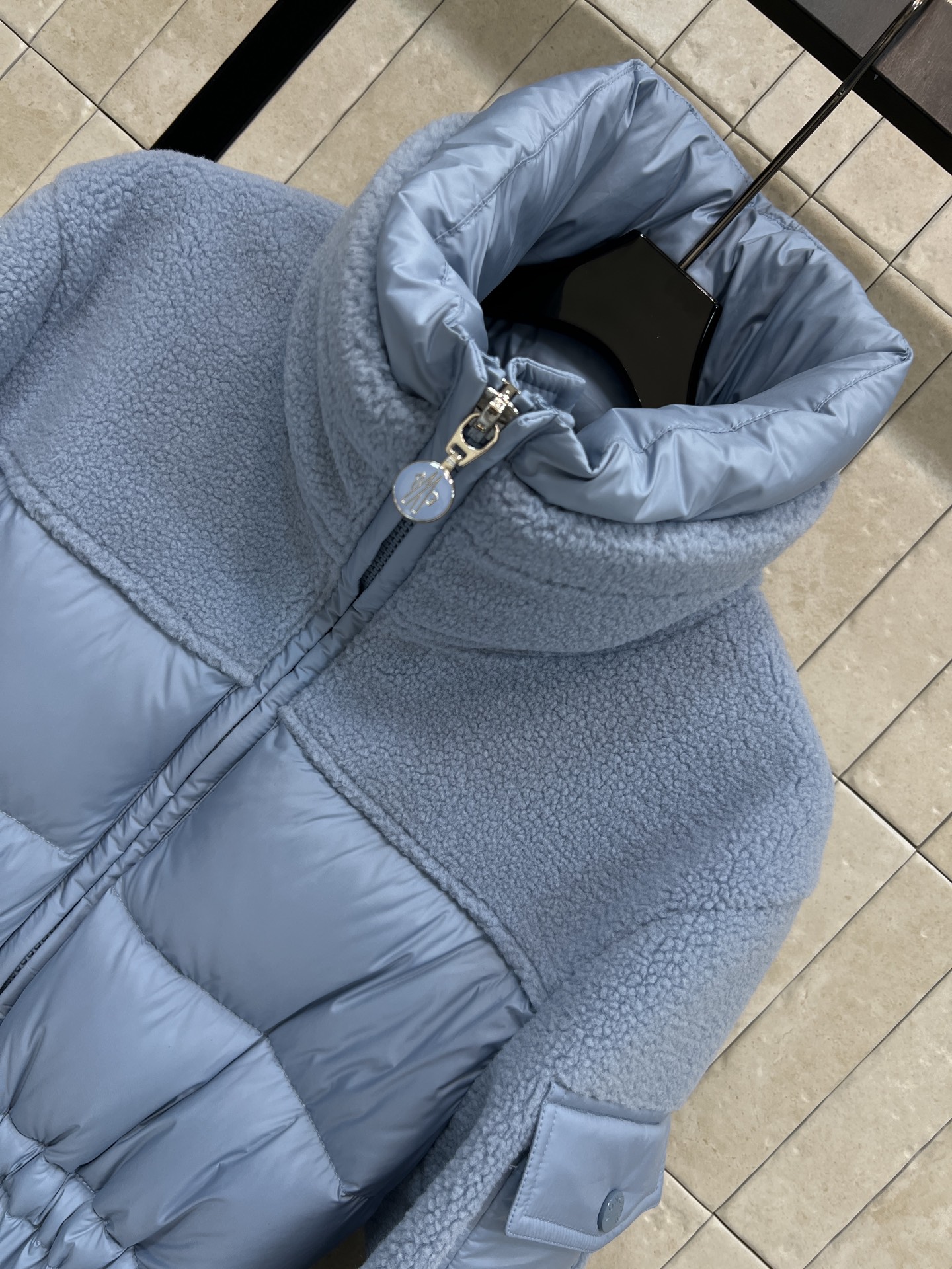 MO家 25秋冬新款 羊羔毛拼接收腰羽绒服 采用羊羔毛+高品质尼龙面料 保暖力超强 腰部抽绳设计 显瘦又