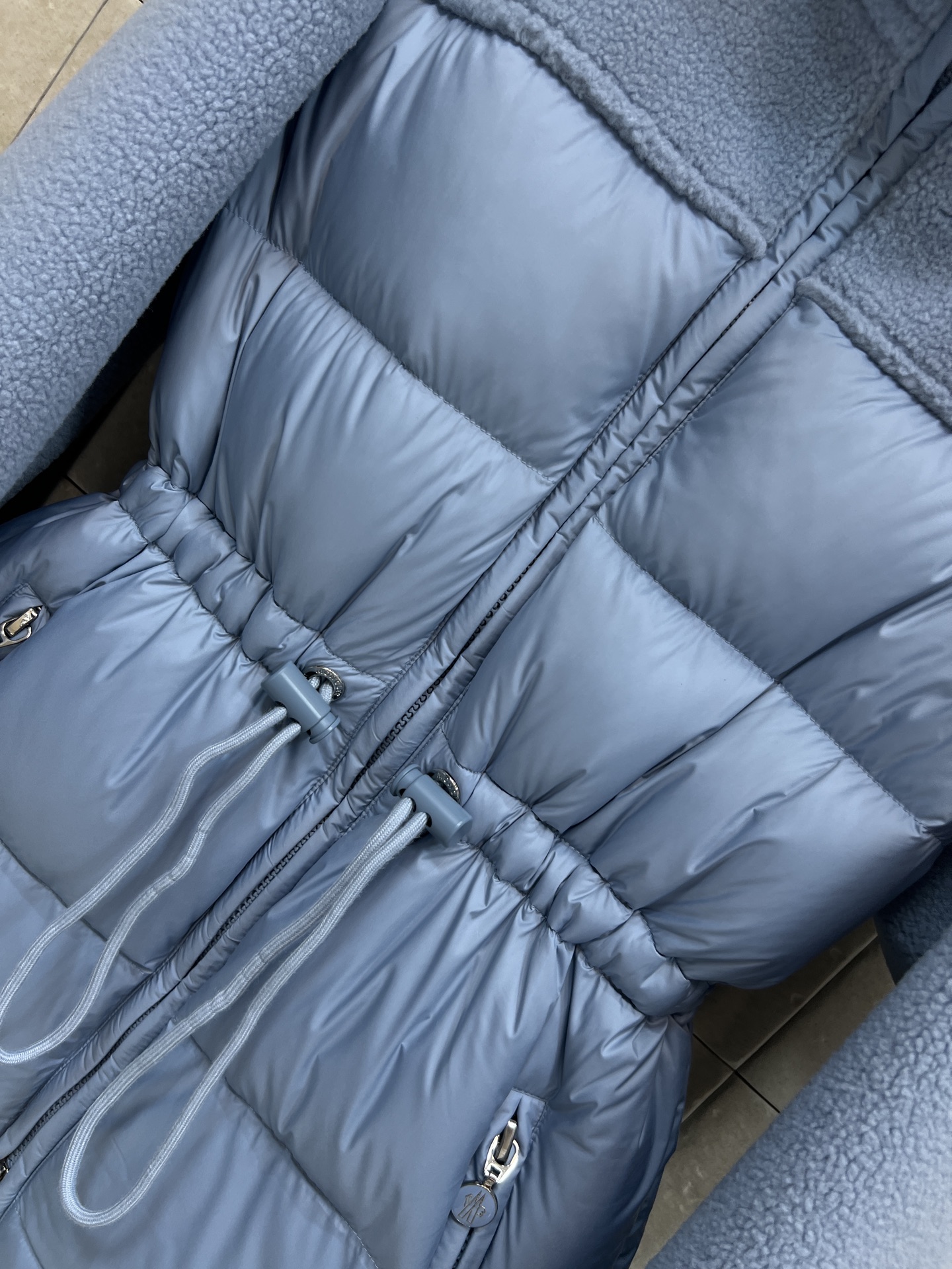 MO家 25秋冬新款 羊羔毛拼接收腰羽绒服 采用羊羔毛+高品质尼龙面料 保暖力超强 腰部抽绳设计 显瘦又