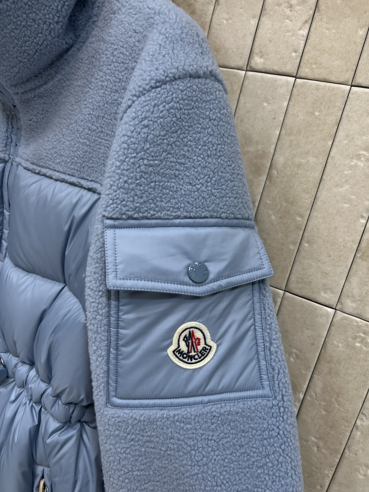 MO家 25秋冬新款 羊羔毛拼接收腰羽绒服 采用羊羔毛+高品质尼龙面料 保暖力超强 腰部抽绳设计 显瘦又