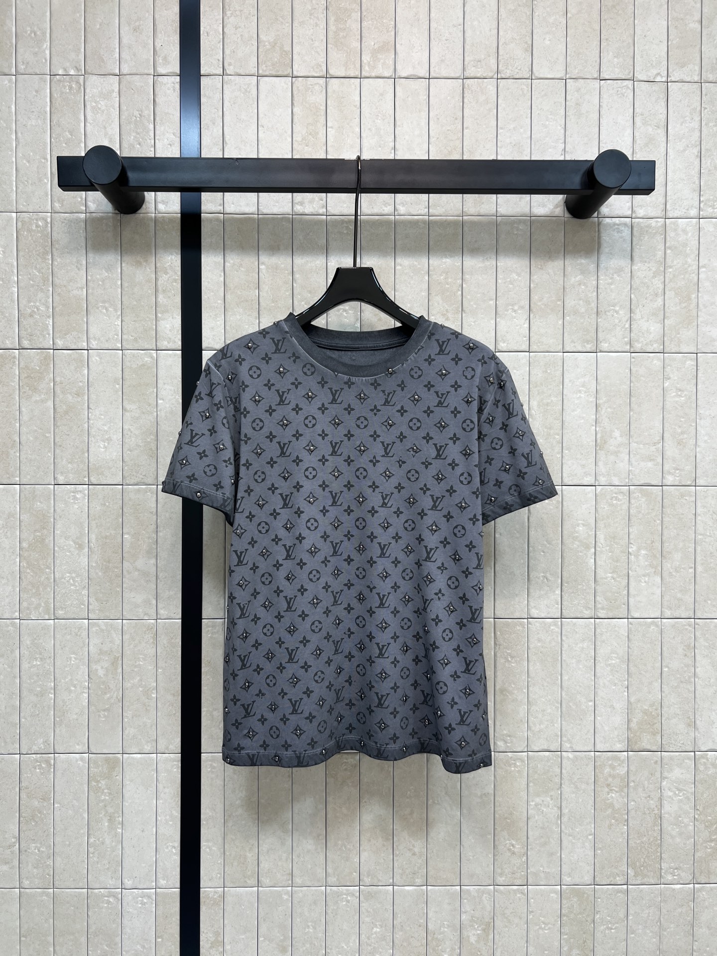 NO:654936,L's 26 spring and summer new style. Rivets and presbyopia printed all over. Classic presbyopia pattern short-sleeved T-shirt. Heavy rivet embellishment. Fashionable and personalized. Round neck, loose and casual fit. The upper body is casual and casual. It can be worn for daily leisure. The fabric is soft and breathable. It is comfortable to wear and not easy to shrink. It looks great with jeans or casual pants!  There is a relaxed sense of high-end sophistication. The upper body can be sweet or cool. One color and three sizes. Size/S-M-L, Louis Vuitton, jeans, T-shirt, tees, t-shirt, alexander wang19860909L家 26春夏新款 铆钉老花满印 经典老花图案短袖T恤 重工铆钉点缀 时髦又有个性 圆领宽松休闲版型 上身休闲随性 日常休闲都能穿 面料柔软透气 穿着舒适不易缩水 随便搭牛仔裤or休闲裤都很出彩！ 有一种松弛的高级精致感 上身可甜可酷 一色三码Size/S-M-L,,louis vuitton,jeans,T-shirt,tees，t-shirt,alexander wang,Women's clothing