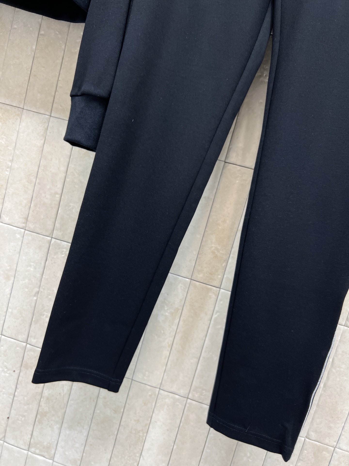 PD家 25秋冬新款 三角标运动套装 黑色短款卫衣外套+logo紧身打底裤 简约又有品牌辨识度 日常穿着