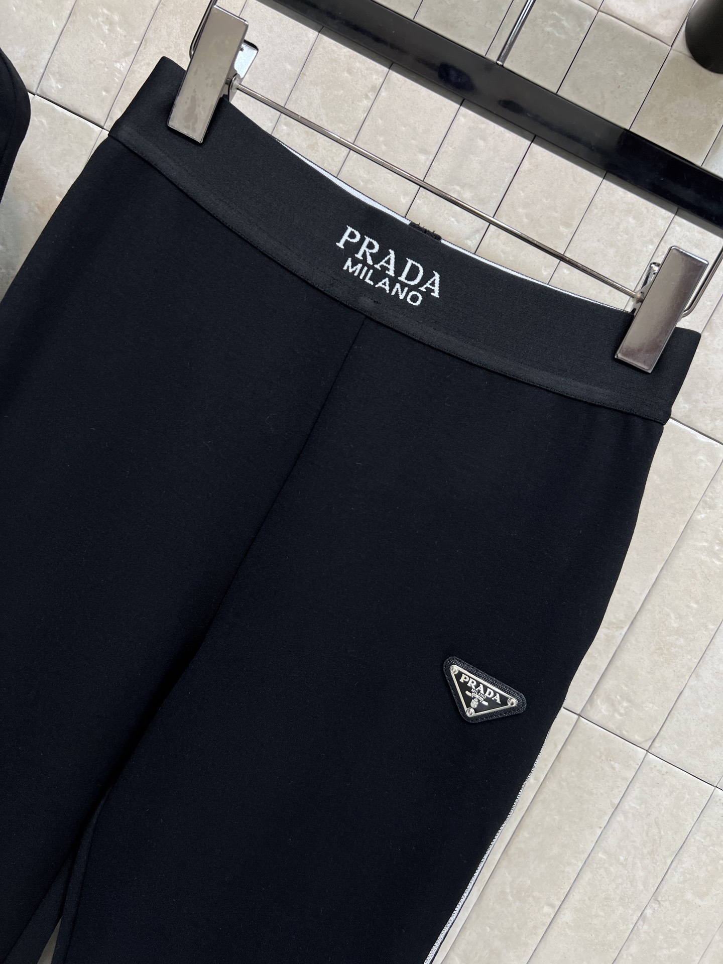 PD家 25秋冬新款 三角标运动套装 黑色短款卫衣外套+logo紧身打底裤 简约又有品牌辨识度 日常穿着