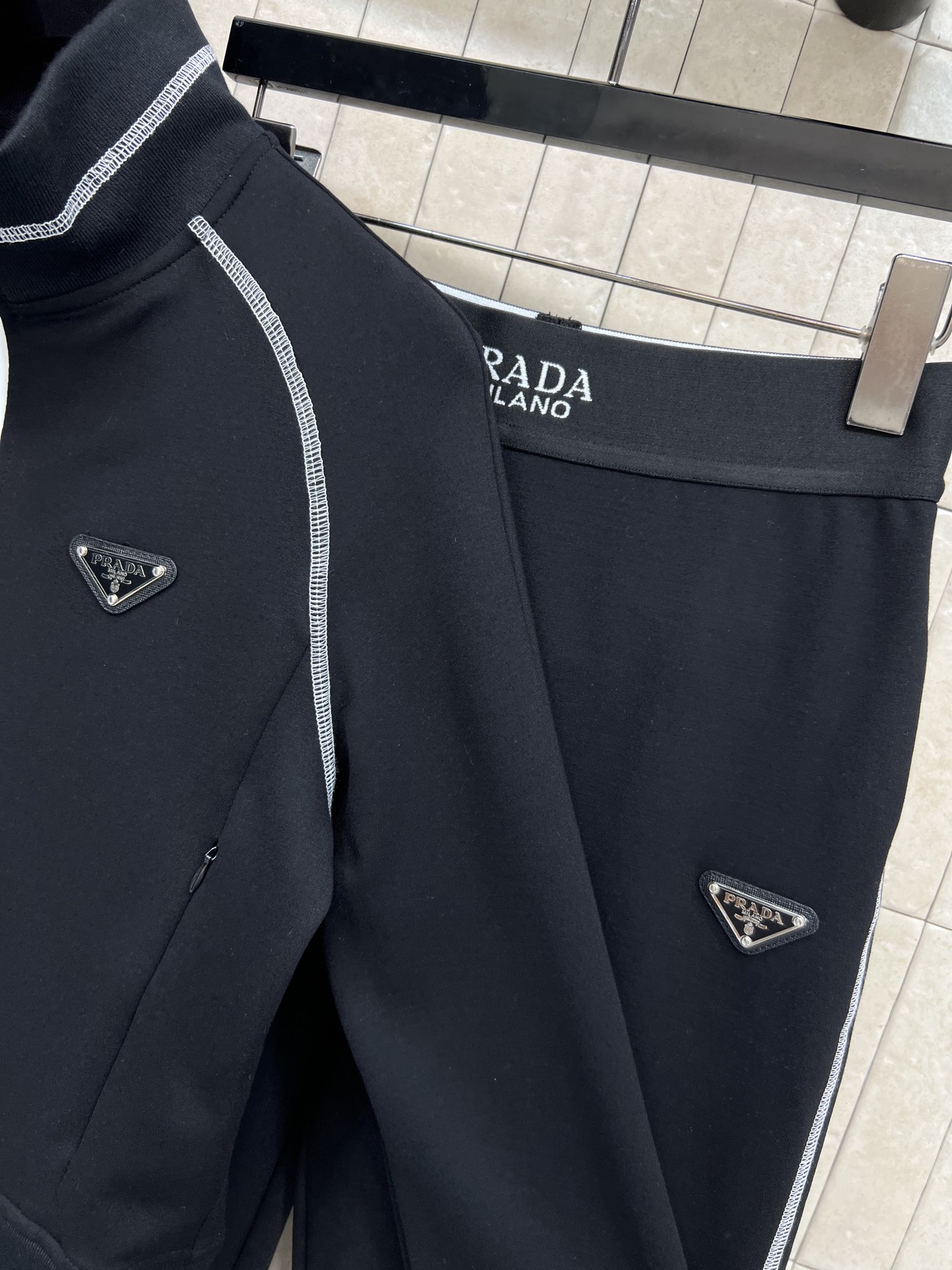 PD家 25秋冬新款 三角标运动套装 黑色短款卫衣外套+logo紧身打底裤 简约又有品牌辨识度 日常穿着