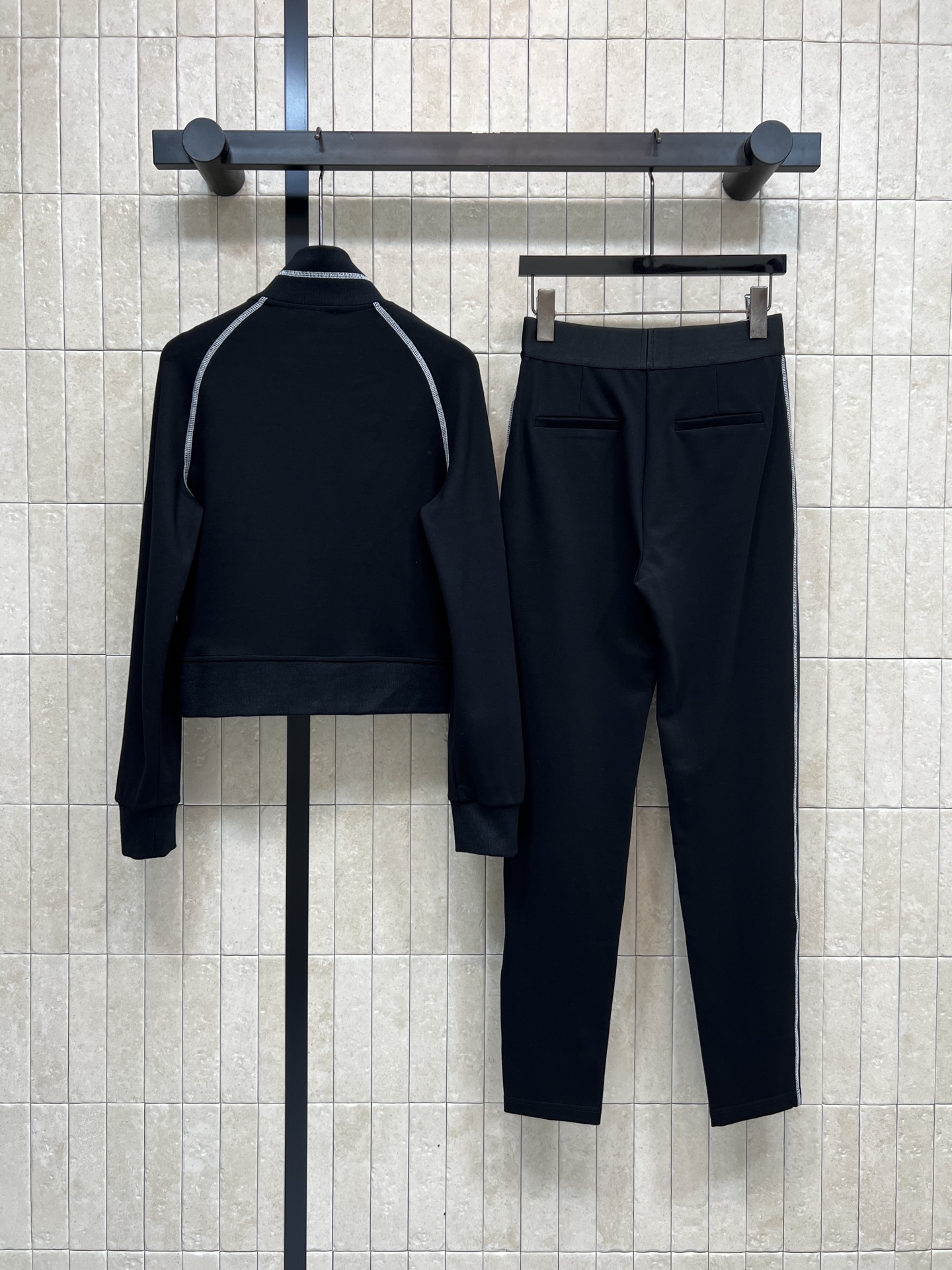 PD家 25秋冬新款 三角标运动套装 黑色短款卫衣外套+logo紧身打底裤 简约又有品牌辨识度 日常穿着