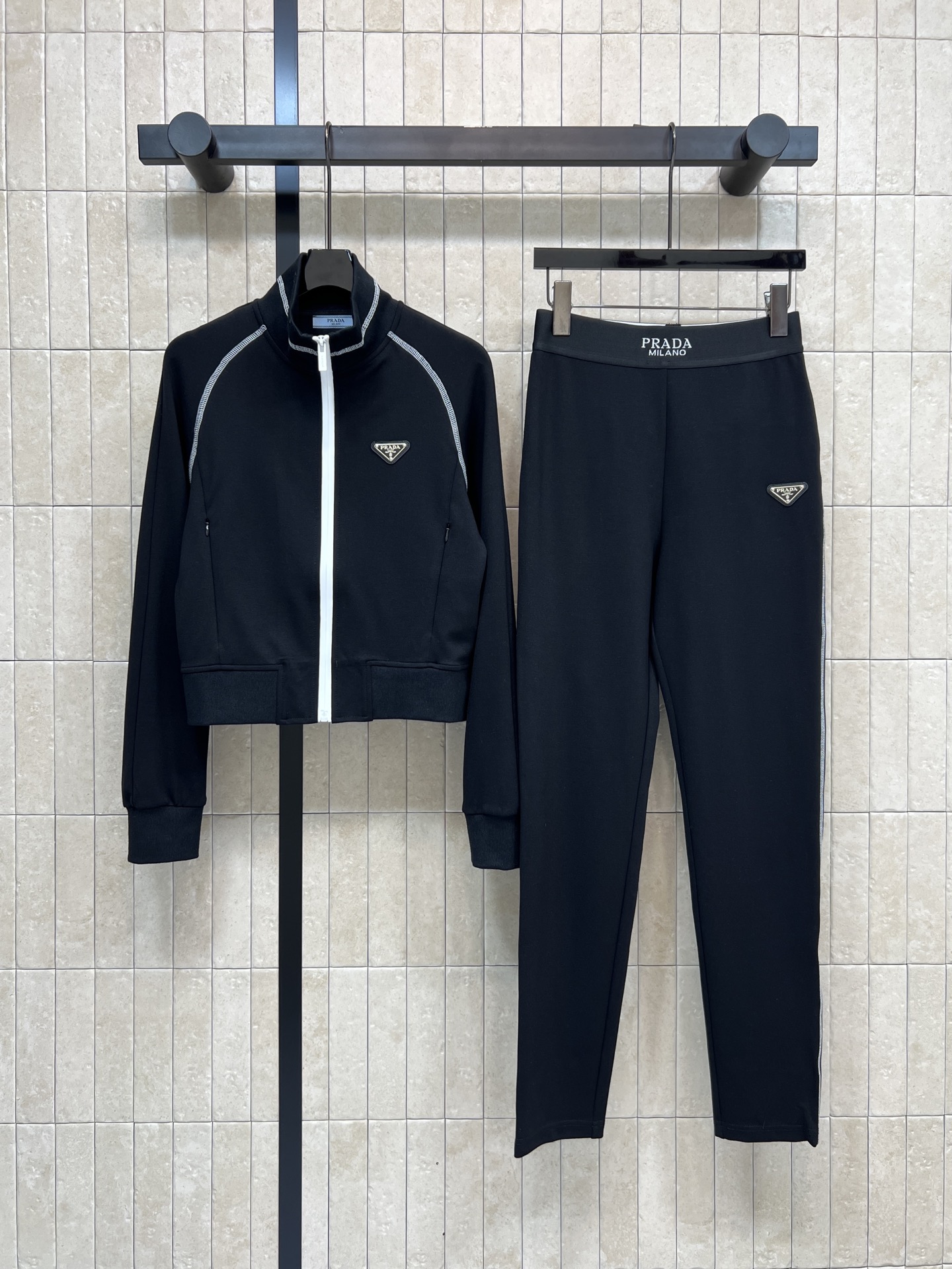 NO:655771,PD Home 25 new autumn and winter style triangle logo sports suit, black short sweatshirt jacket + logo tight leggings, simple and brand-recognizable, super friendly for daily wear ~ white zipper + gray stripe embellishment, triangle logo on the chest is super classic, short cut highlights the waistline, the upper body can be easily worn in casual or sports style!  Warm and fit, a must-have item for early autumn, three sizes in one color, Size/S-M-L, dior, hoodie, sweatshirts, jackets & coats, alexander wang19860909PD家 25秋冬新款 三角标运动套装 黑色短款卫衣外套+logo紧身打底裤 简约又有品牌辨识度 日常穿着超友好~白色拉链+灰色条纹点缀 胸前三角Logo超经典 短款剪裁凸显腰线 一套上身休闲or运动风都能轻松驾驭！保暖又贴合 早秋必备单品 一色三码 Size/S-M-L,,dior,hoodie,sweatshirts,jackets & coats,alexander wang,Women's clothing