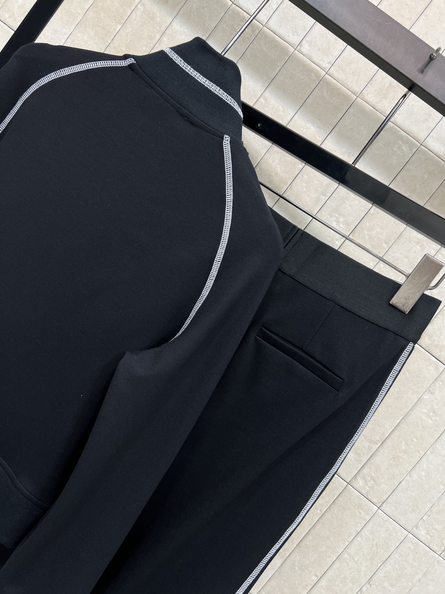 PD家 25秋冬新款 三角标运动套装 黑色短款卫衣外套+logo紧身打底裤 简约又有品牌辨识度 日常穿着