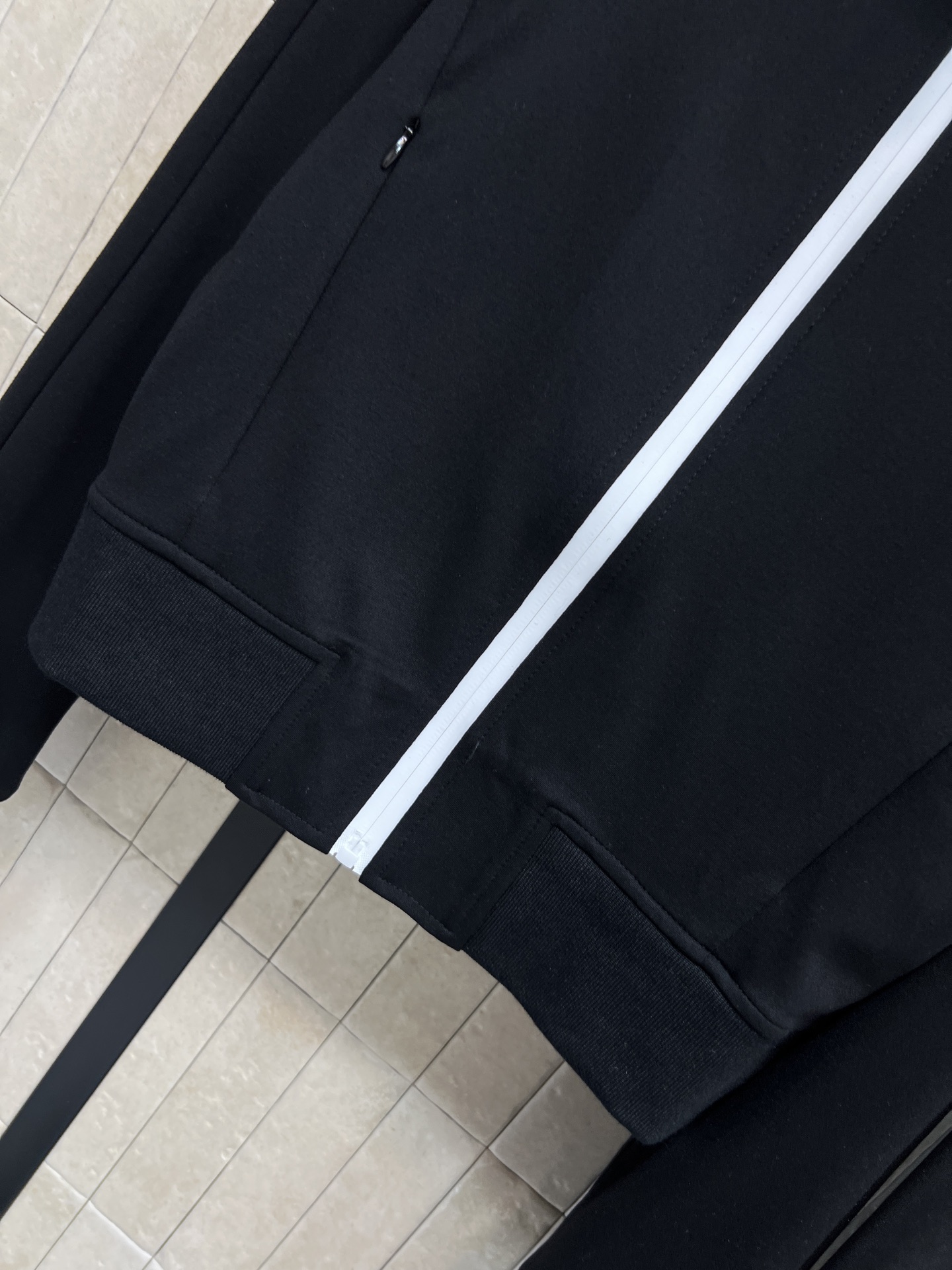 PD家 25秋冬新款 三角标运动套装 黑色短款卫衣外套+logo紧身打底裤 简约又有品牌辨识度 日常穿着