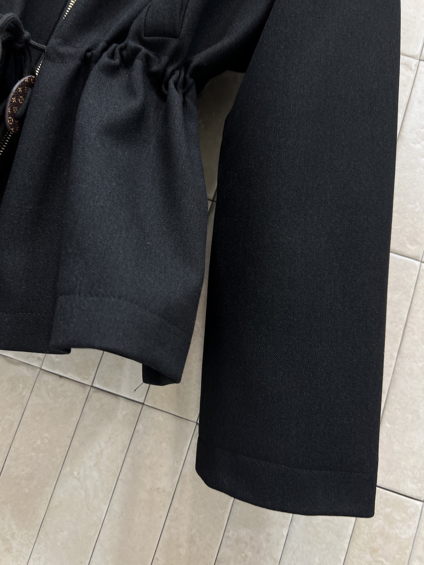 L家 25秋冬新款 黑色立领收腰短款风衣 简约大气 正面拉链+腰间抽绳设计 轻松调节版型 修身显瘦 里面