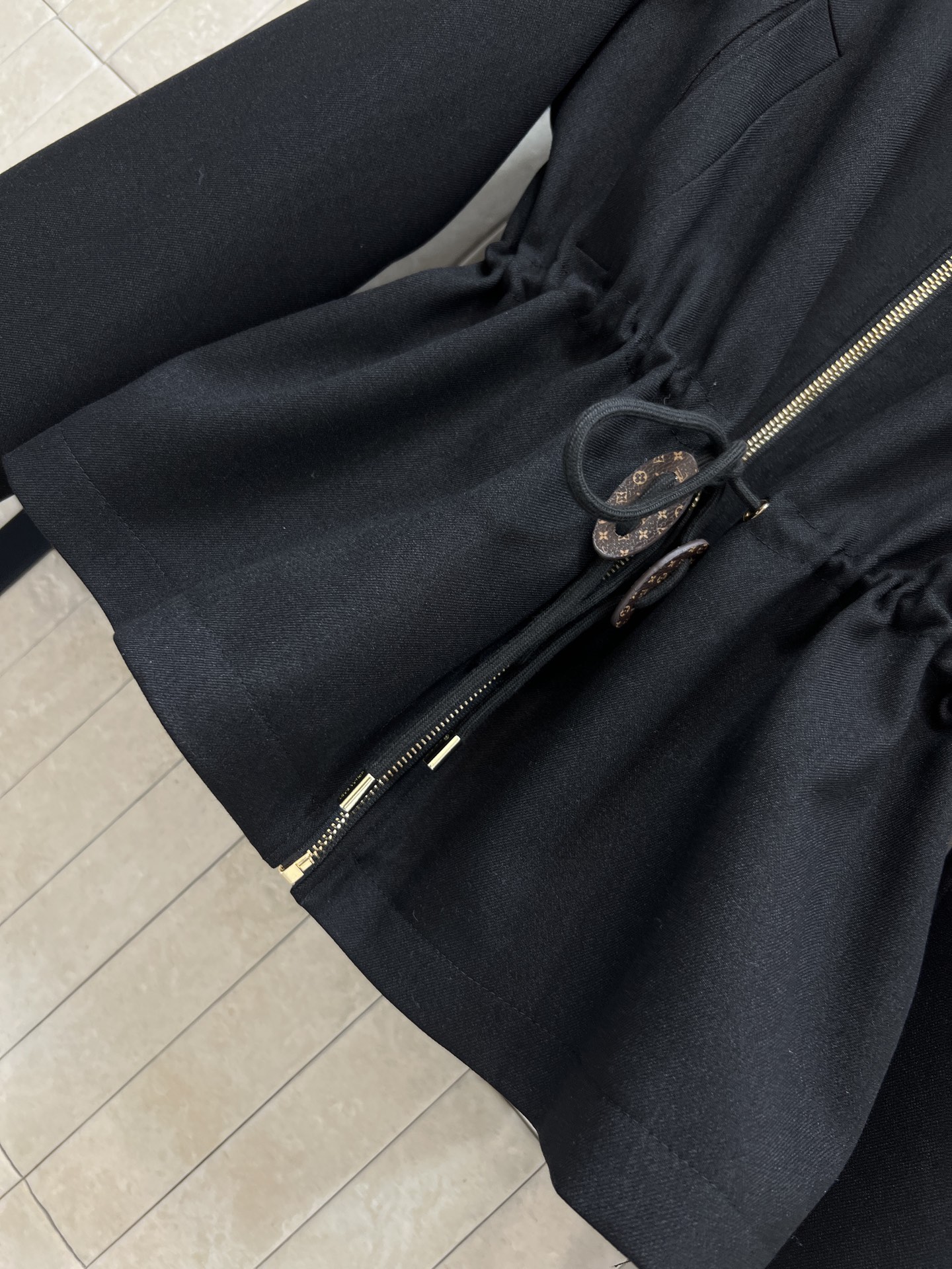 L家 25秋冬新款 黑色立领收腰短款风衣 简约大气 正面拉链+腰间抽绳设计 轻松调节版型 修身显瘦 里面