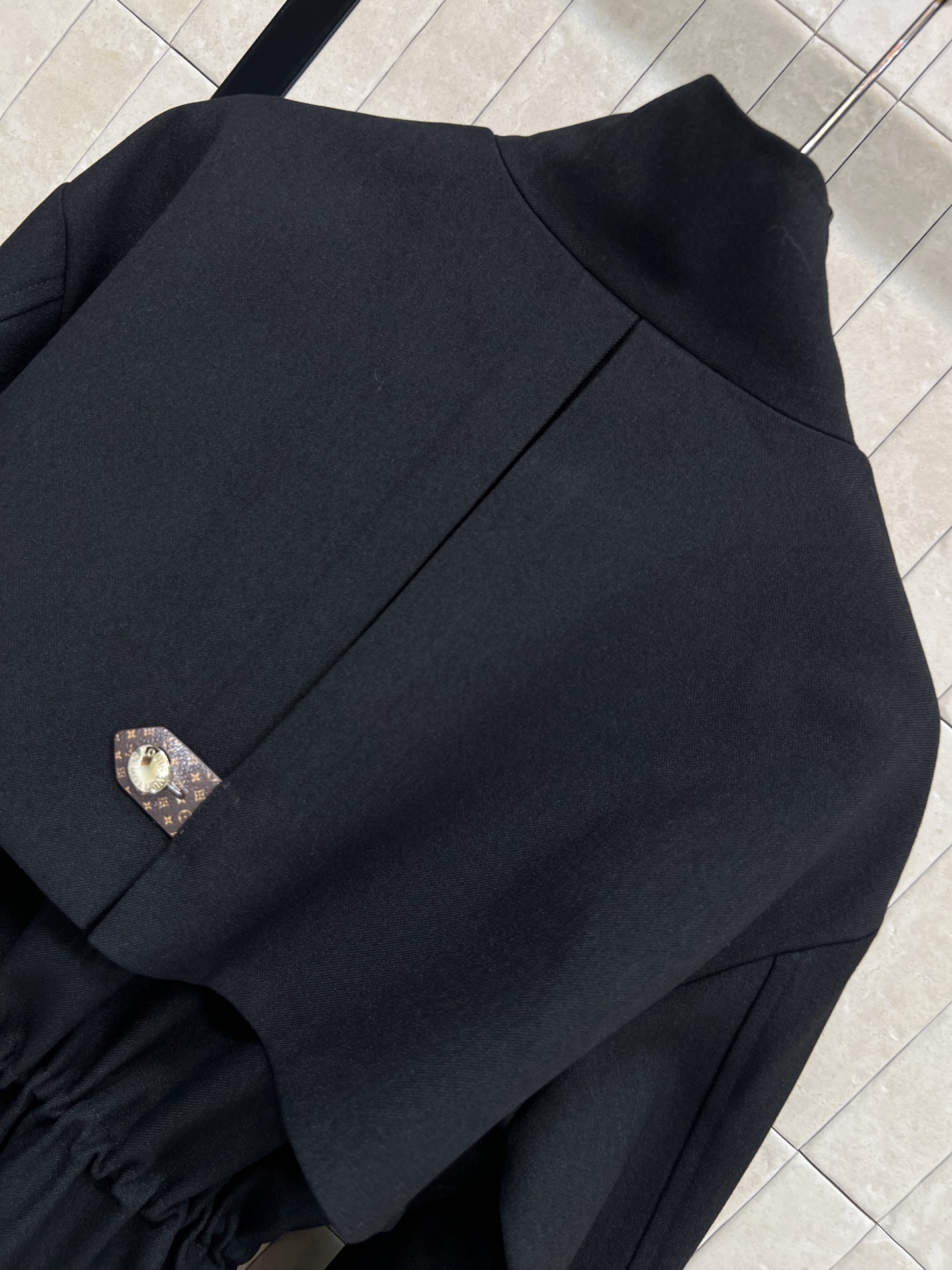 L家 25秋冬新款 黑色立领收腰短款风衣 简约大气 正面拉链+腰间抽绳设计 轻松调节版型 修身显瘦 里面