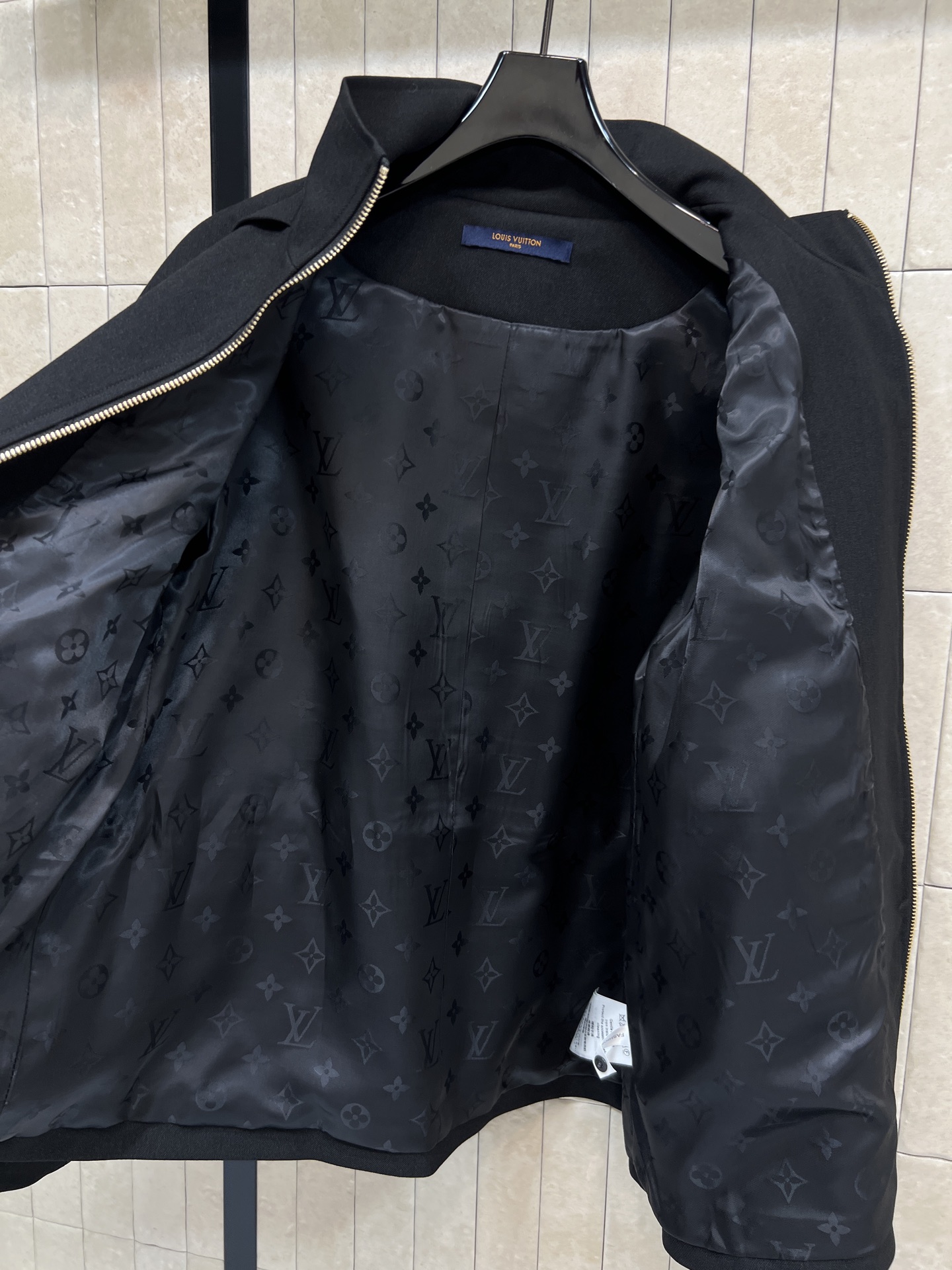 L家 25秋冬新款 黑色立领收腰短款风衣 简约大气 正面拉链+腰间抽绳设计 轻松调节版型 修身显瘦 里面