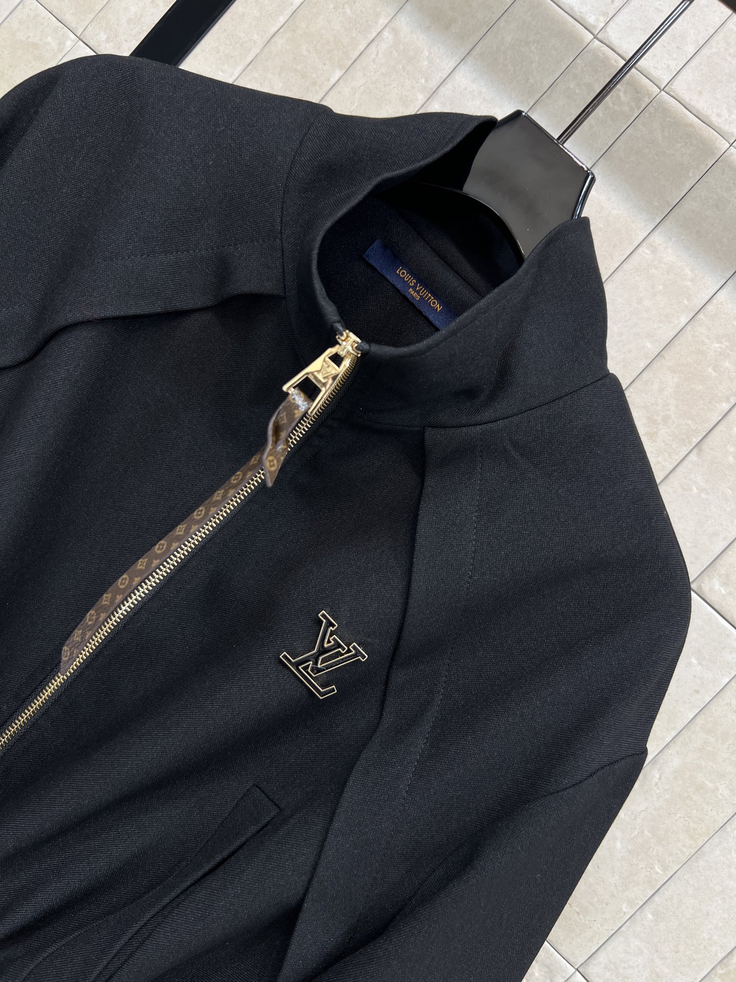 L家 25秋冬新款 黑色立领收腰短款风衣 简约大气 正面拉链+腰间抽绳设计 轻松调节版型 修身显瘦 里面