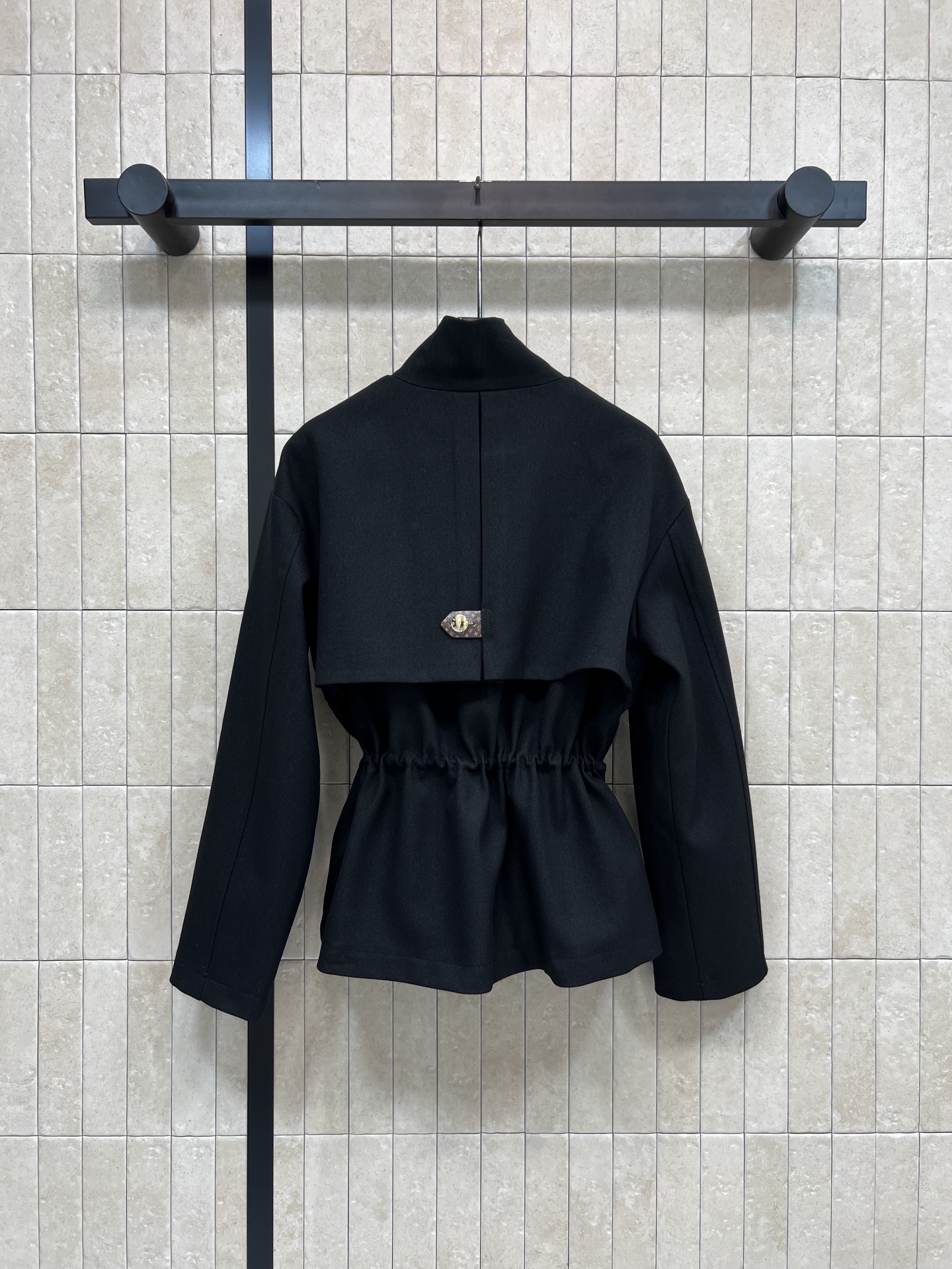 L家 25秋冬新款 黑色立领收腰短款风衣 简约大气 正面拉链+腰间抽绳设计 轻松调节版型 修身显瘦 里面