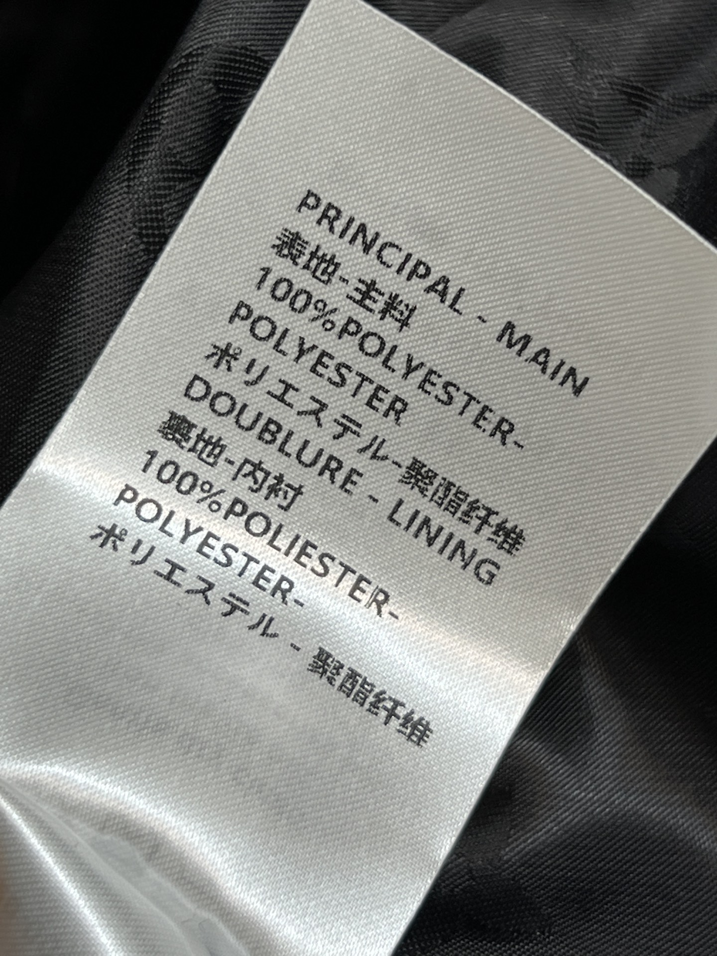 L家 25秋冬新款 黑色立领收腰短款风衣 简约大气 正面拉链+腰间抽绳设计 轻松调节版型 修身显瘦 里面