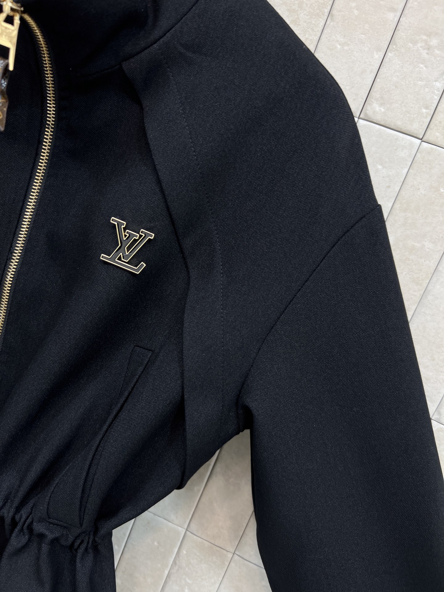 L家 25秋冬新款 黑色立领收腰短款风衣 简约大气 正面拉链+腰间抽绳设计 轻松调节版型 修身显瘦 里面