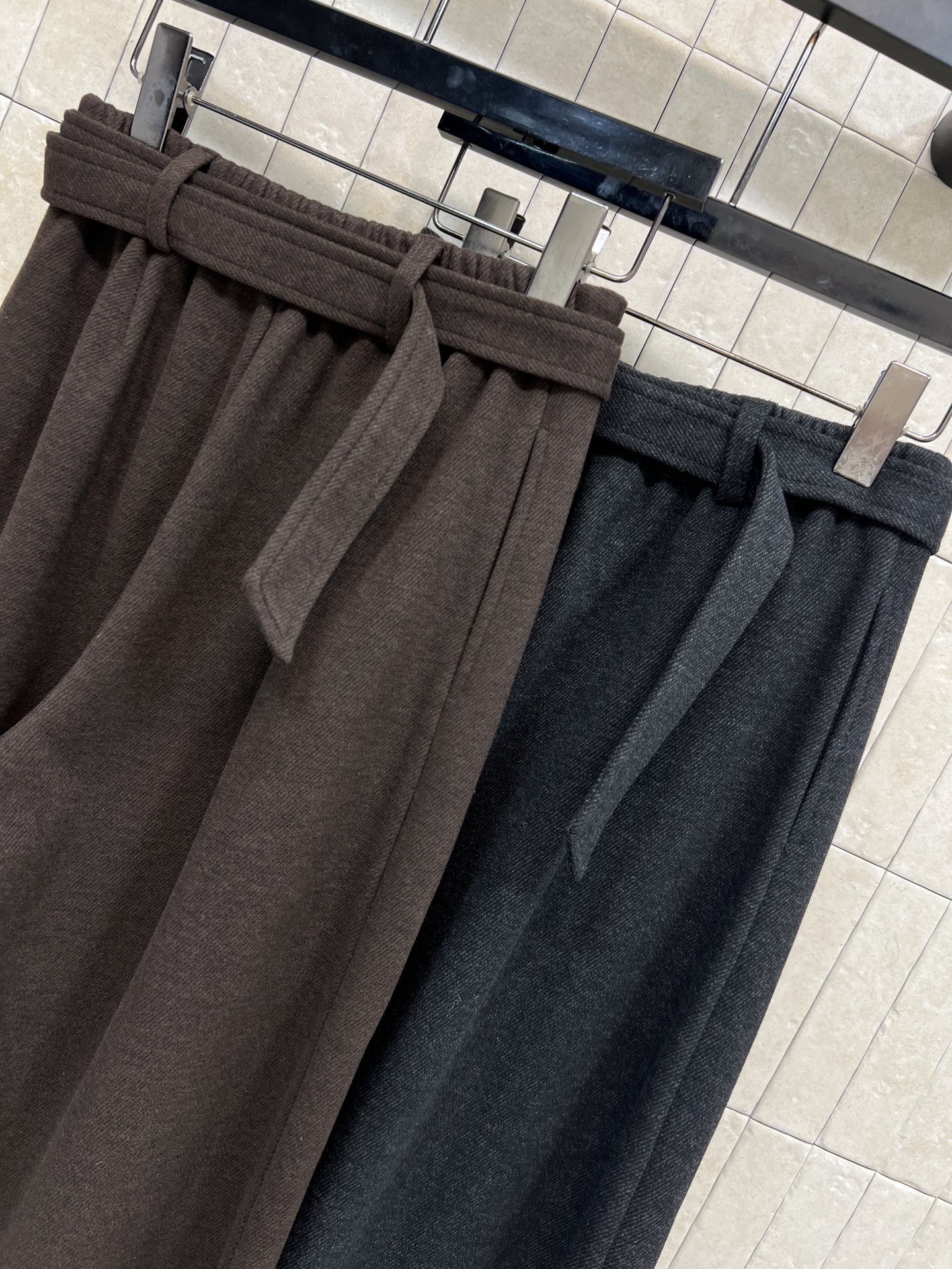 D家 25秋冬新款 高腰毛呢阔腿裤 采用厚实面料 秋冬穿超保暖！高腰+同色腰带设计 修饰腰线 提升比例产