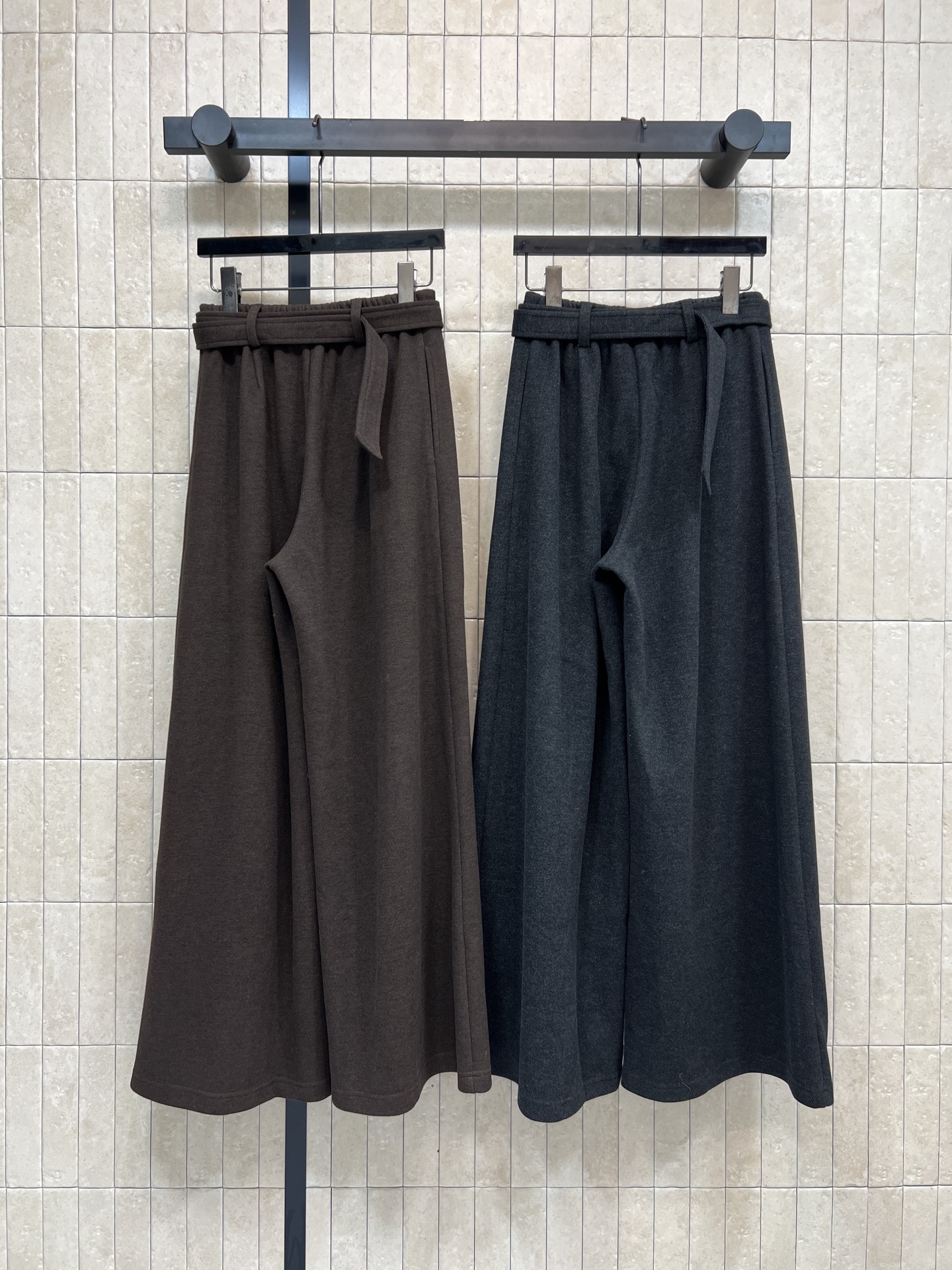 D家 25秋冬新款 高腰毛呢阔腿裤 采用厚实面料 秋冬穿超保暖！高腰+同色腰带设计 修饰腰线 提升比例产